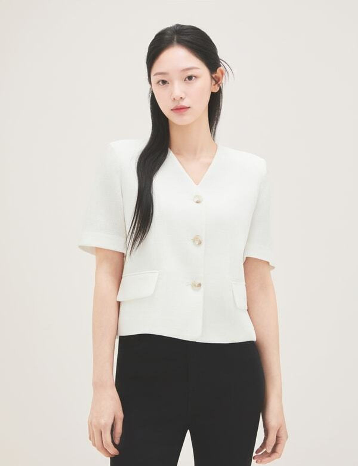 로엠(ROEM) 브이넥 조직감 반팔자켓 RMJKG37R12