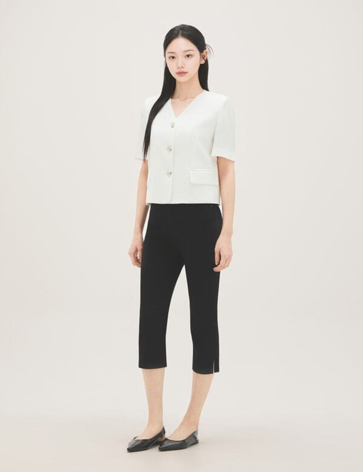 로엠(ROEM) 브이넥 조직감 반팔자켓 RMJKG37R12