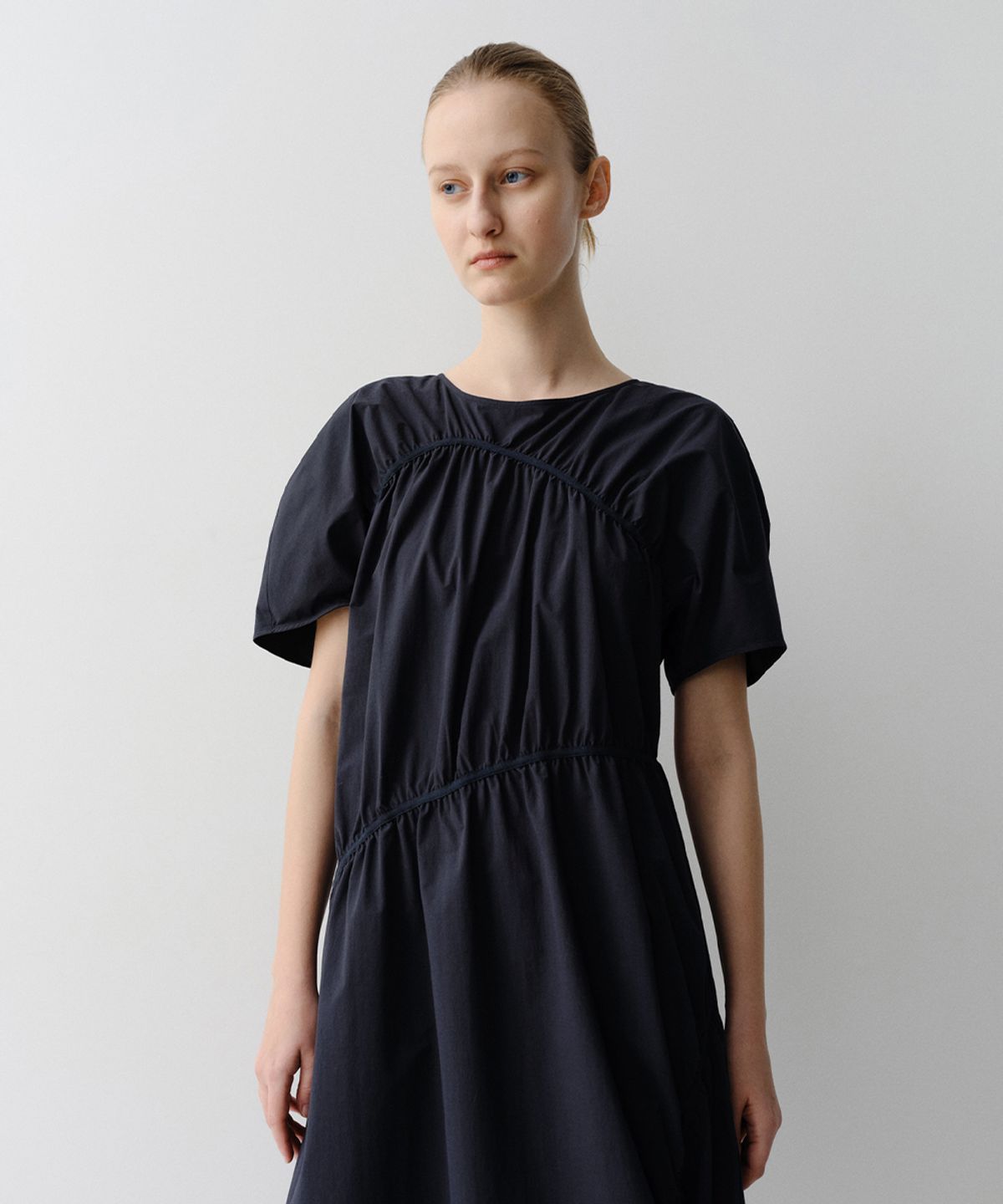 이아(EAAH) SLOPE SHIRRING DRESS (NAVY)
