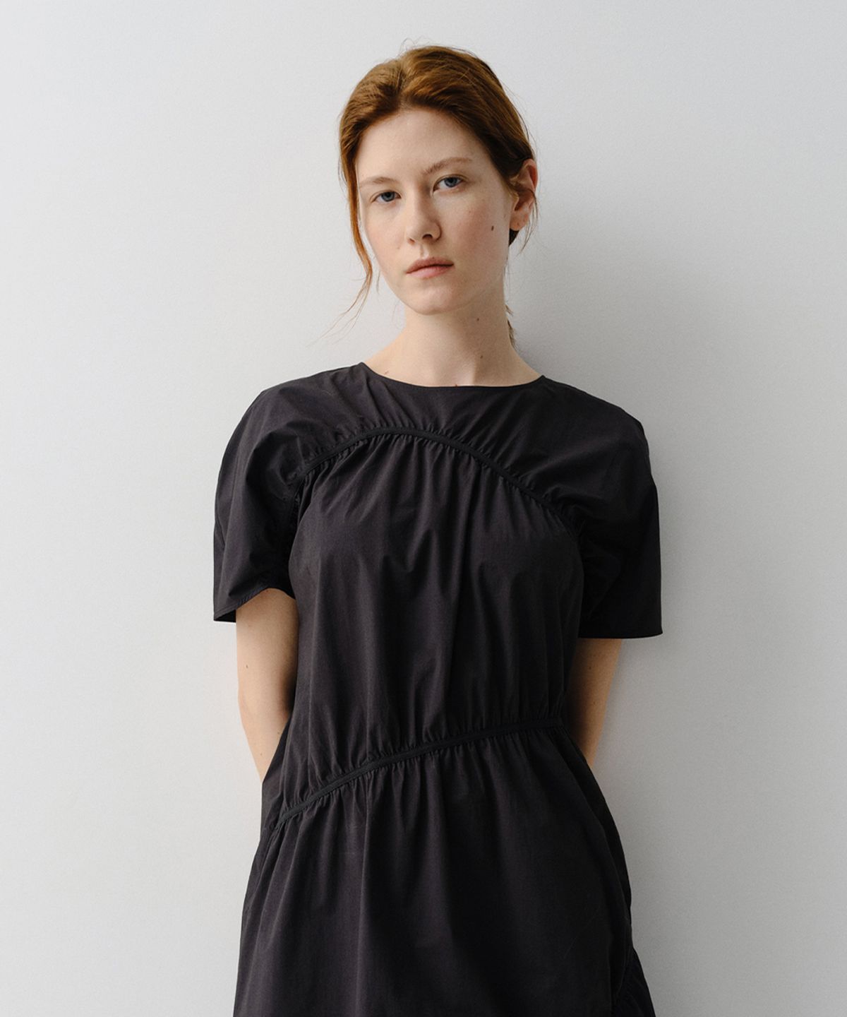 이아(EAAH) SLOPE SHIRRING DRESS (BLACK)