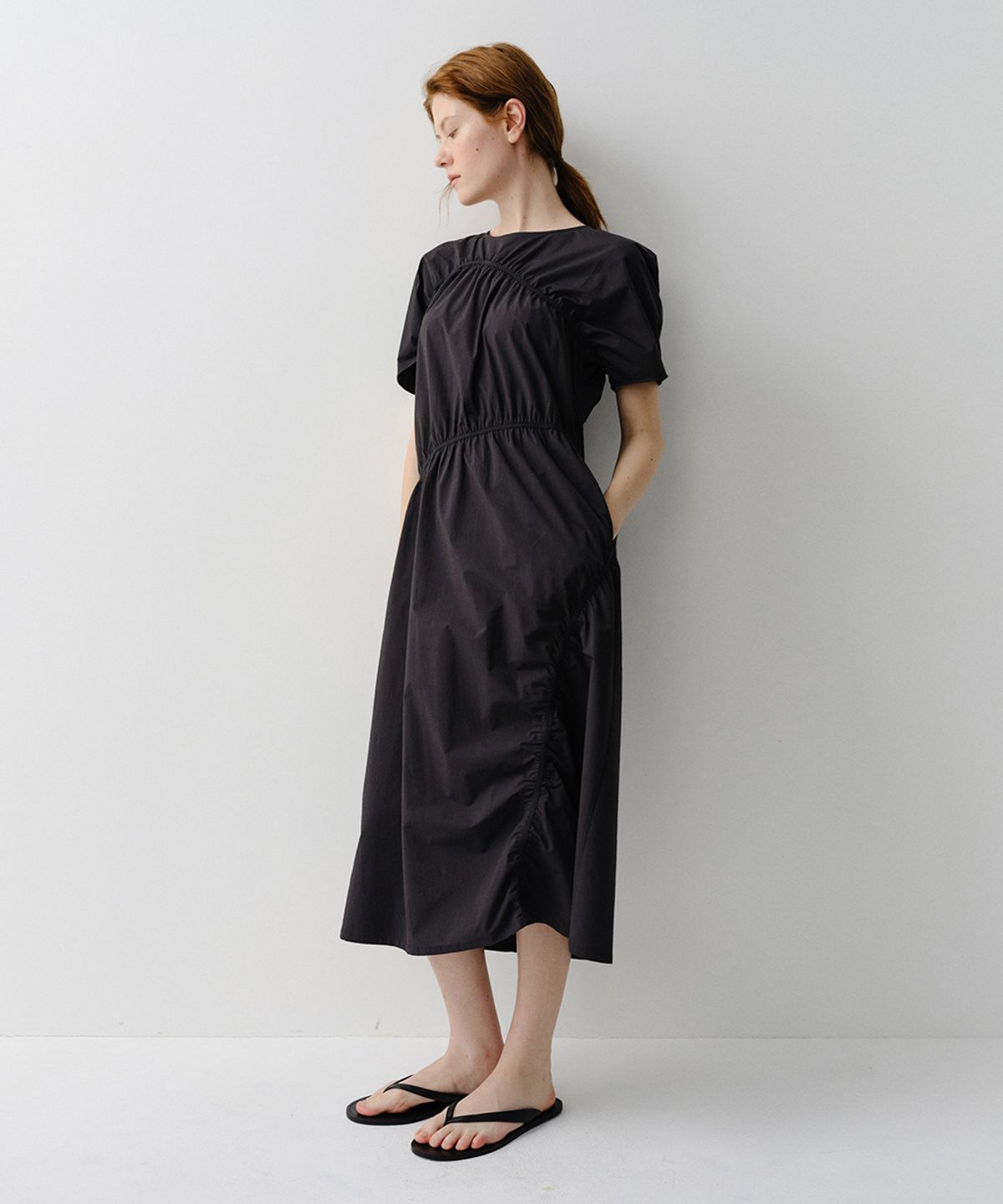 이아(EAAH) SLOPE SHIRRING DRESS (BLACK)
