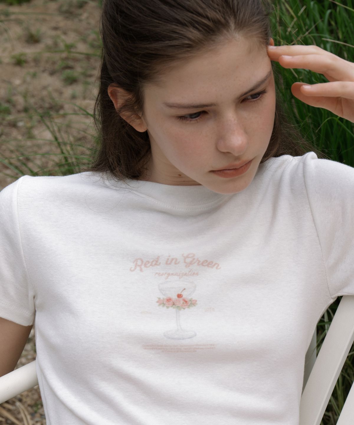 리올그(REORG) GREEN IN RED T-SHIRT WHITE