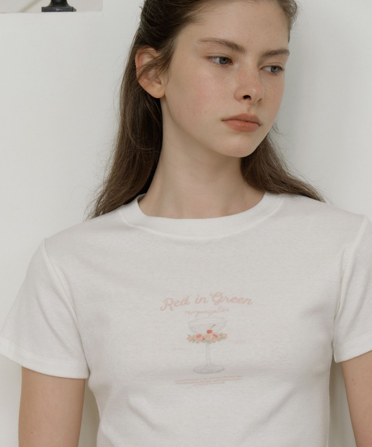 리올그(REORG) GREEN IN RED T-SHIRT WHITE