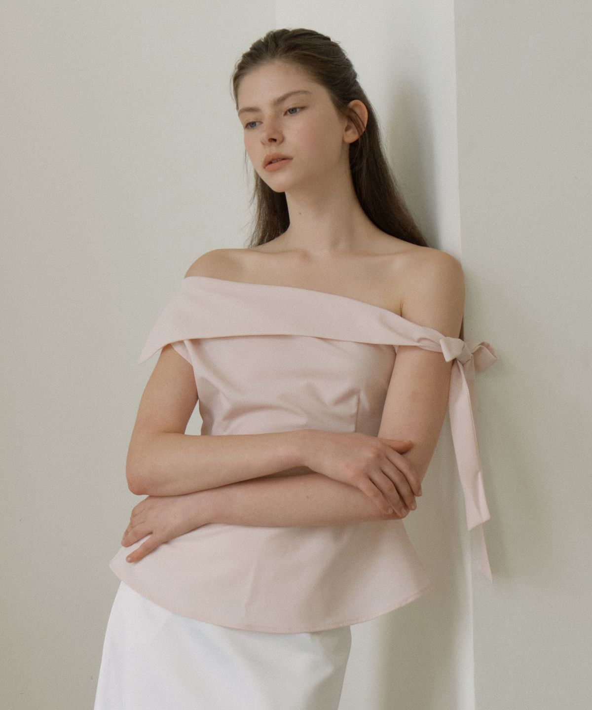 리올그(REORG) GIR TIE OFF SHOULDER BLOUSE ASH PINK