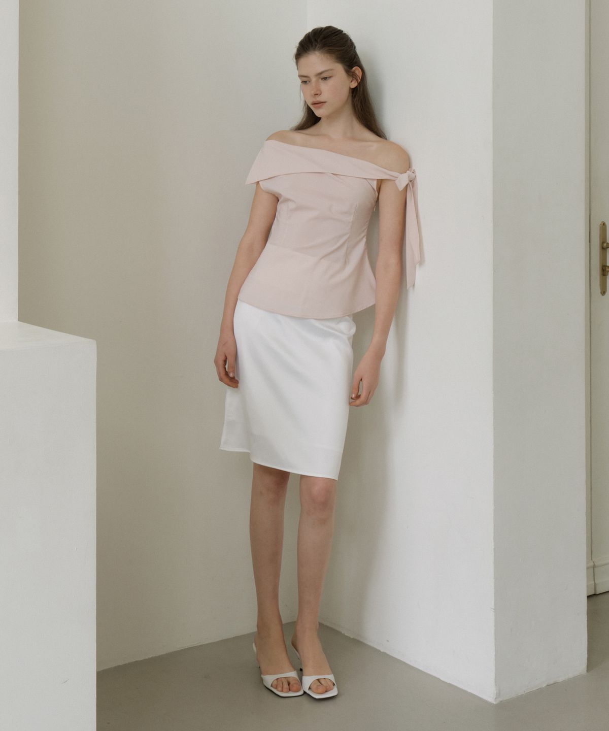 리올그(REORG) GIR TIE OFF SHOULDER BLOUSE ASH PINK