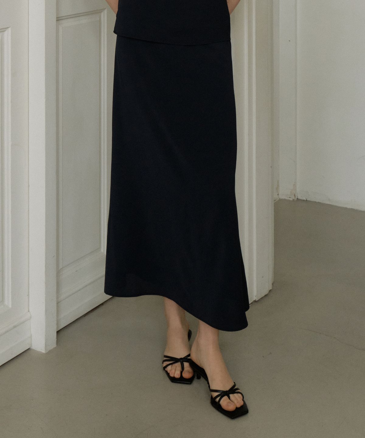 리올그(REORG) GIR DART LONG SKIRT NAVY