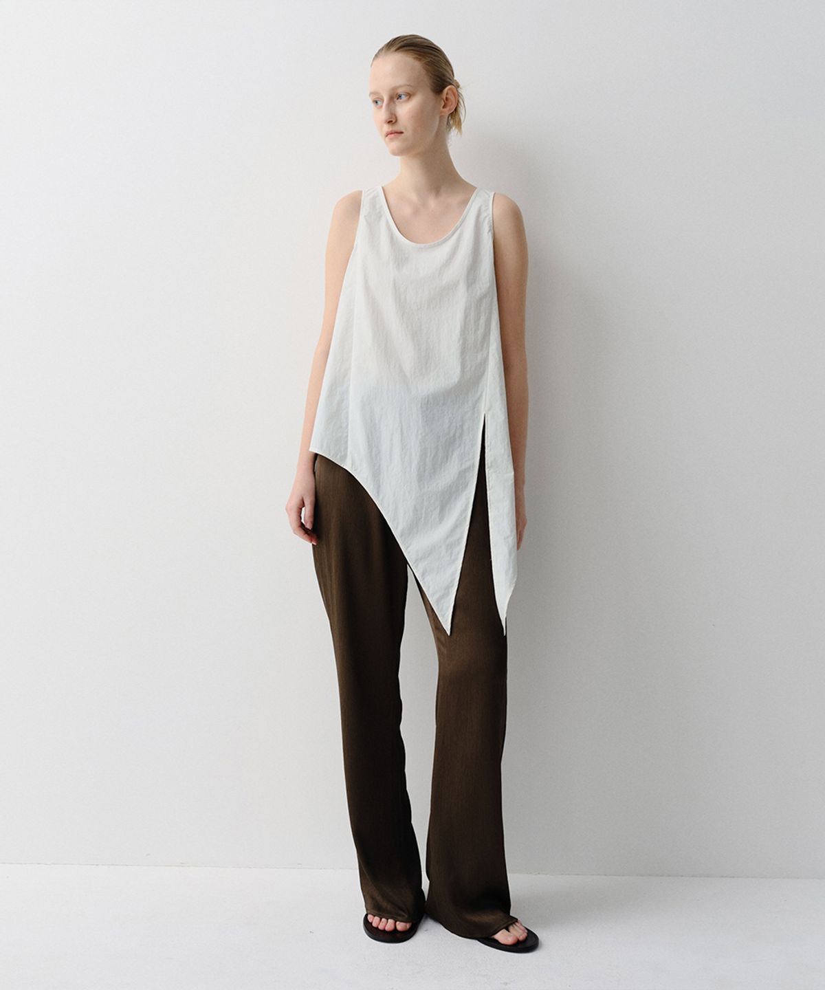 이아(EAAH) LOVEN TIE SLEEVELESS TOP (WHITE)