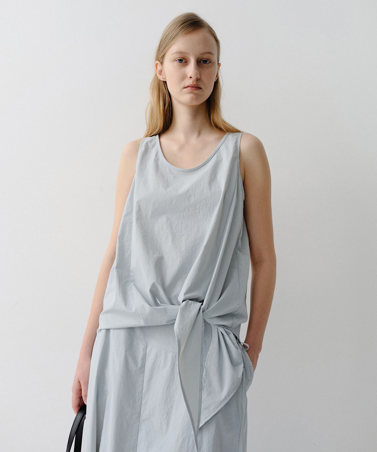 이아(EAAH) LOVEN TIE SLEEVELESS TOP (PALE BLUE)