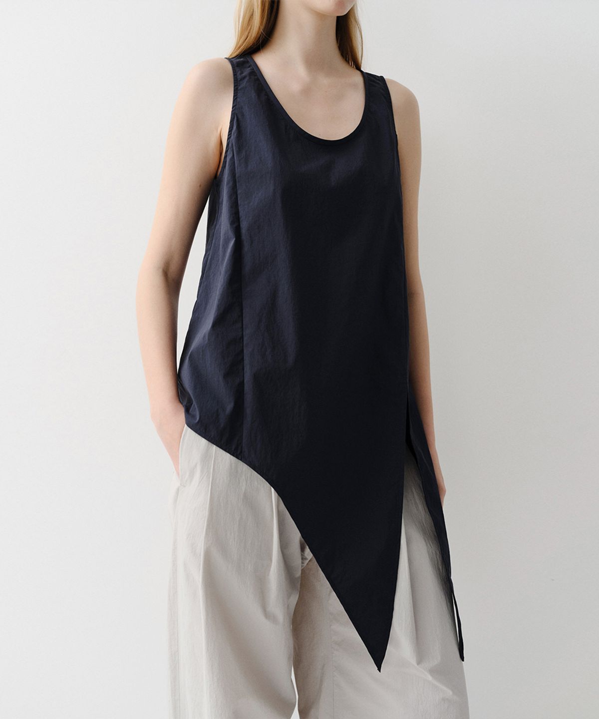이아(EAAH) LOVEN TIE SLEEVELESS TOP (NAVY)