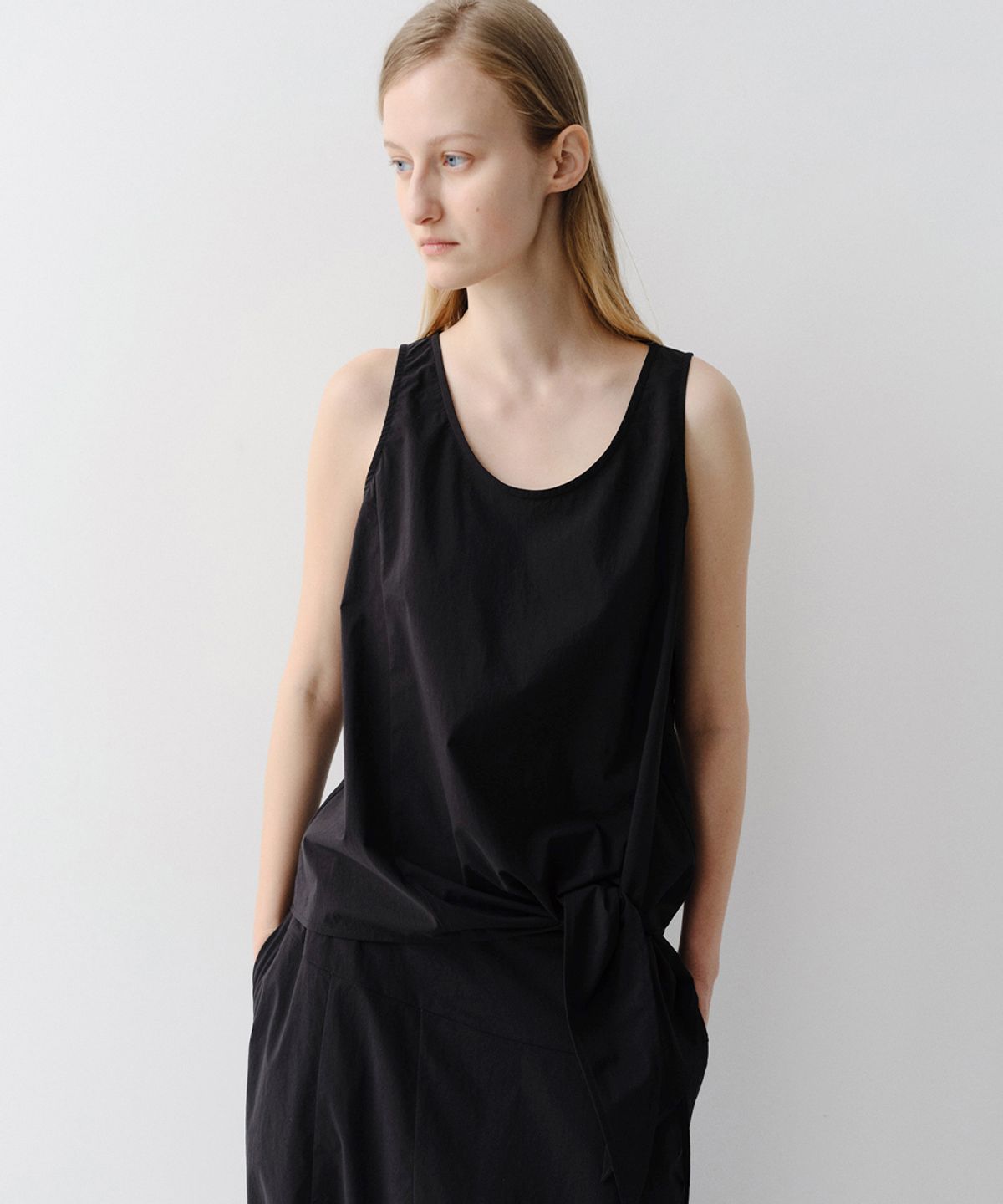 이아(EAAH) LOVEN TIE SLEEVELESS TOP (BLACK)