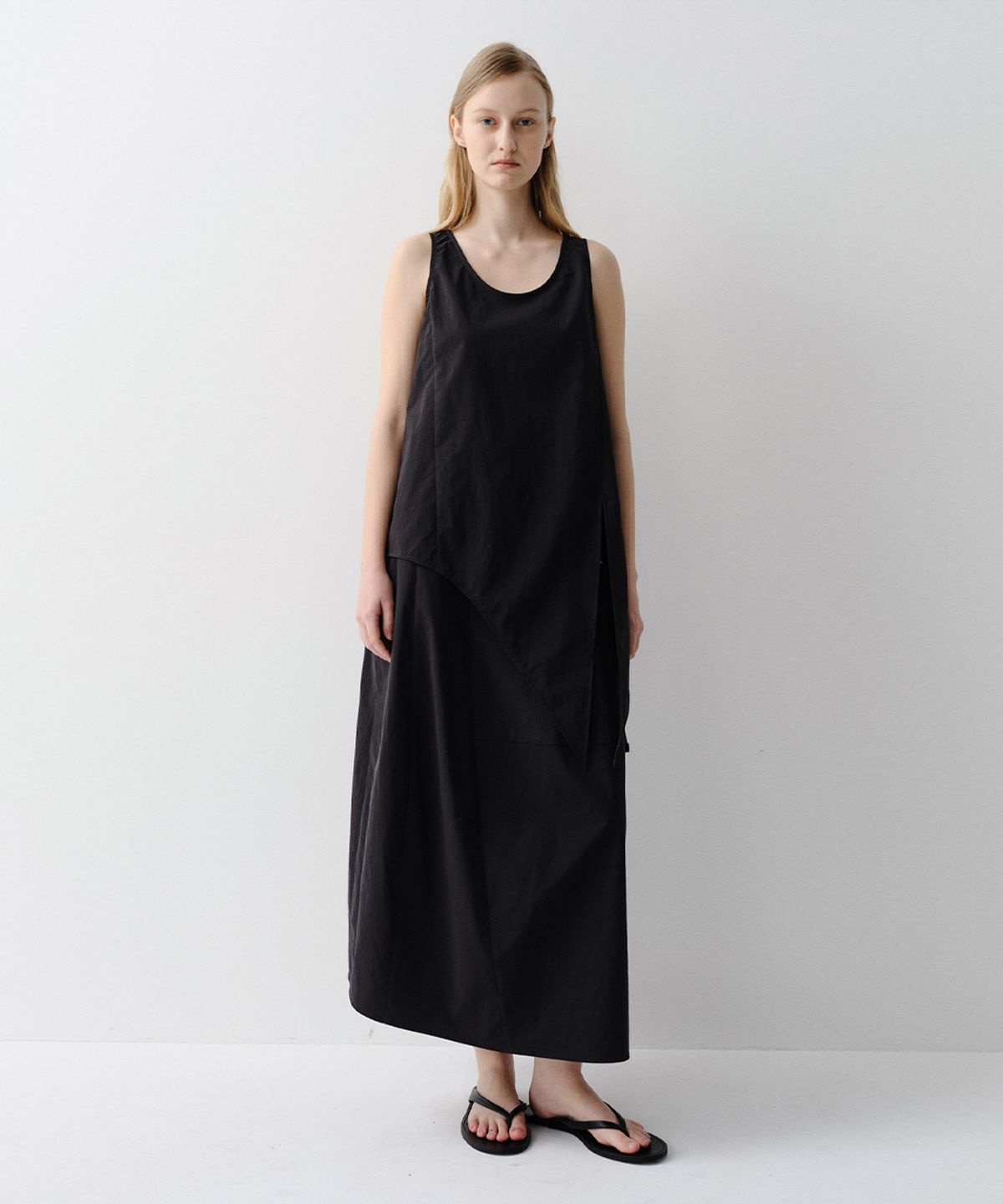 이아(EAAH) LOVEN TIE SLEEVELESS TOP (BLACK)