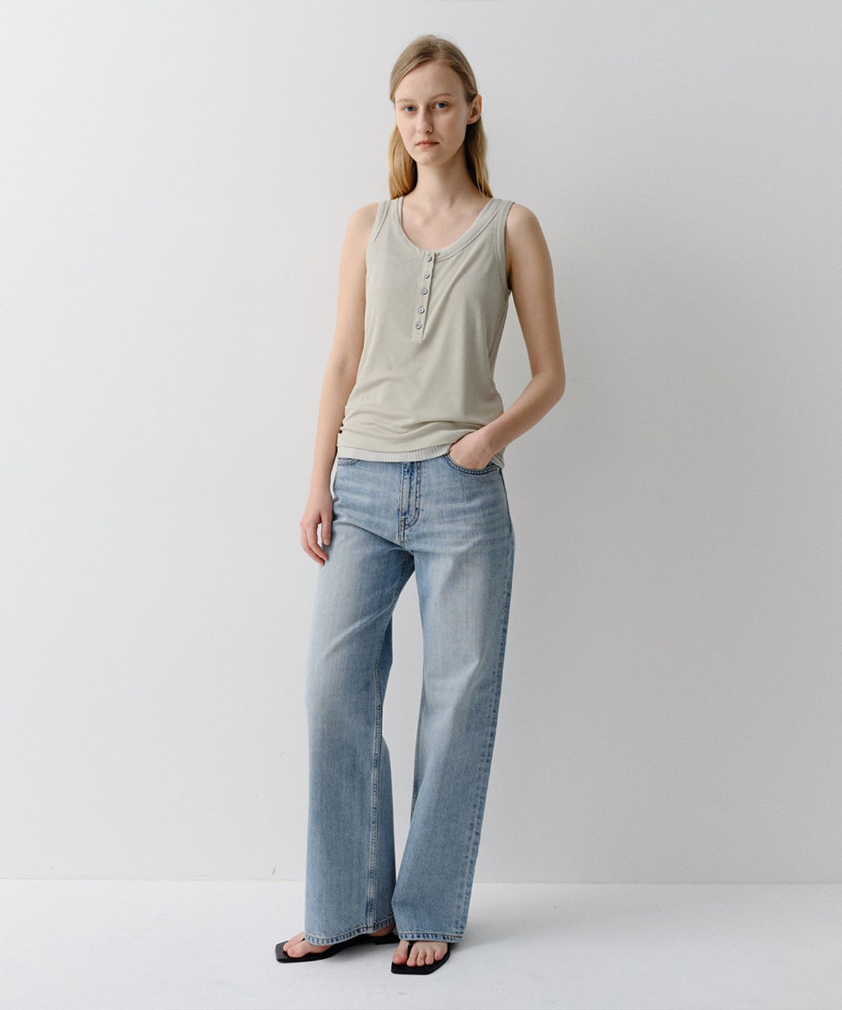 이아(EAAH) HENLEY NECK SLEEVELESS TOP (LIGHT KHAKI)