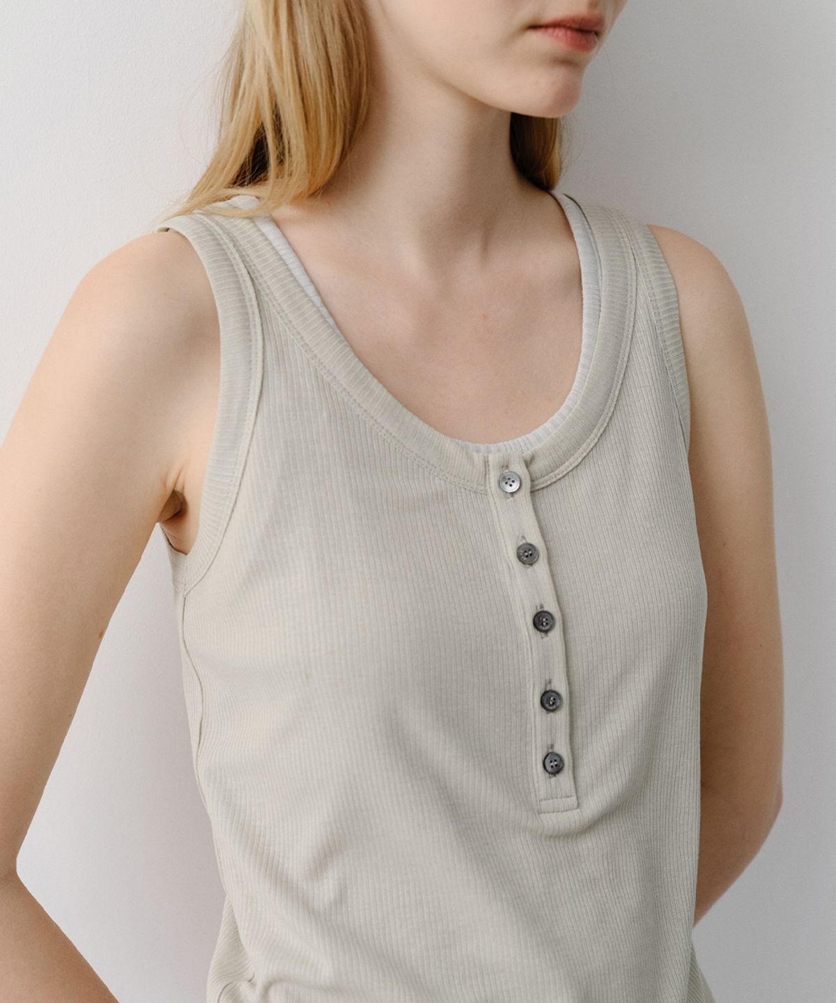 이아(EAAH) HENLEY NECK SLEEVELESS TOP (LIGHT KHAKI)