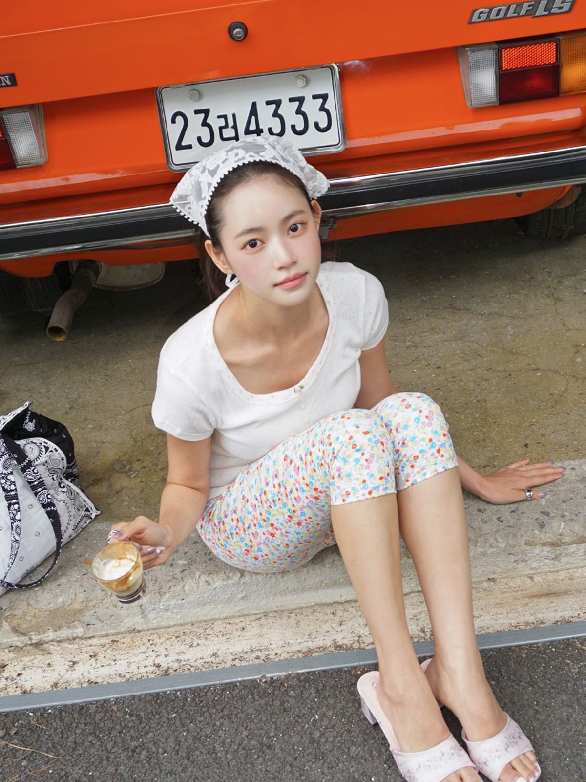 뮈르뮈르(MURMURE) 체이르 배색 플로랄 펀칭 티_Cheir Top