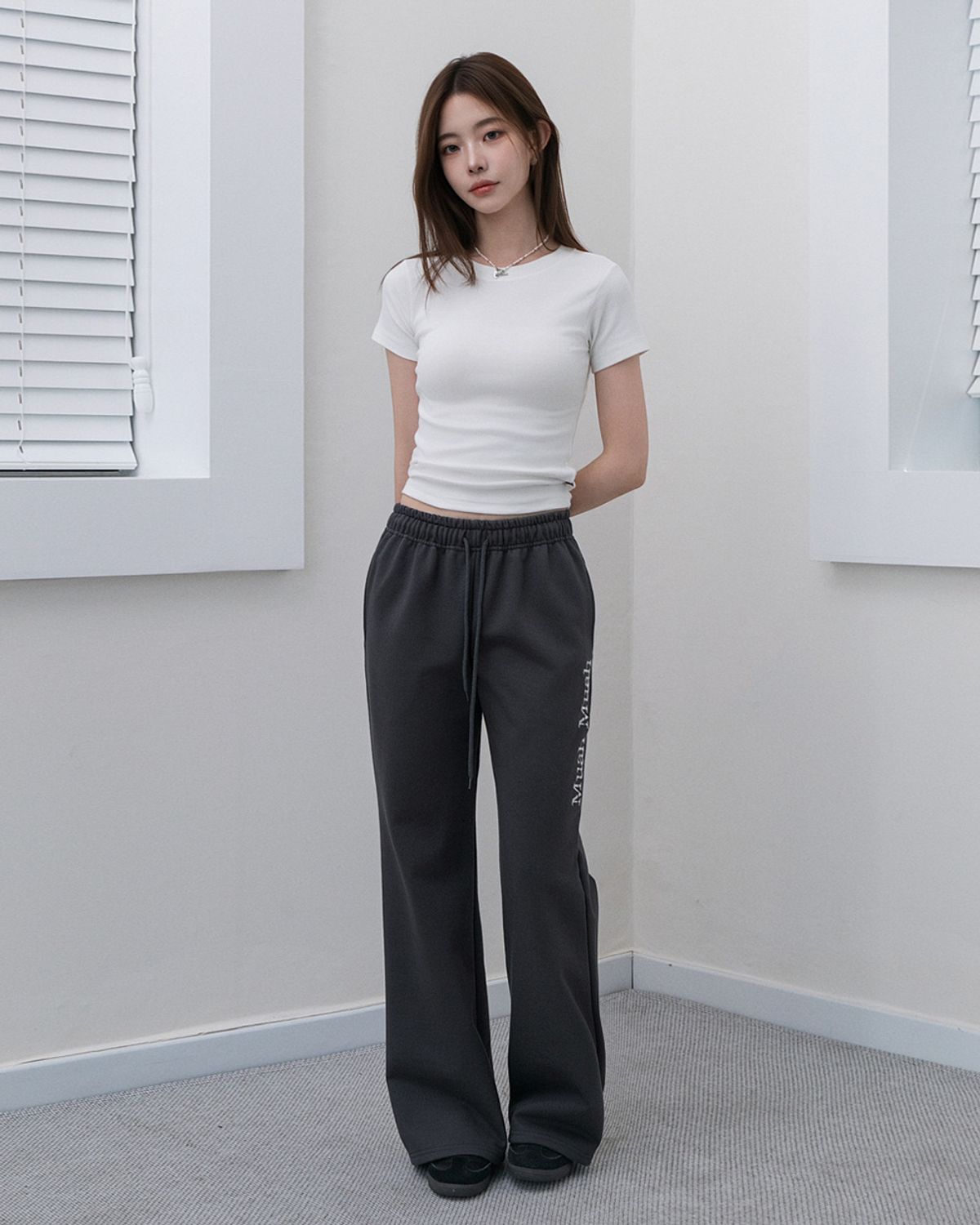 무아무아(MUAHMUAH) 로고 부츠컷 밴딩팬츠 [차콜]