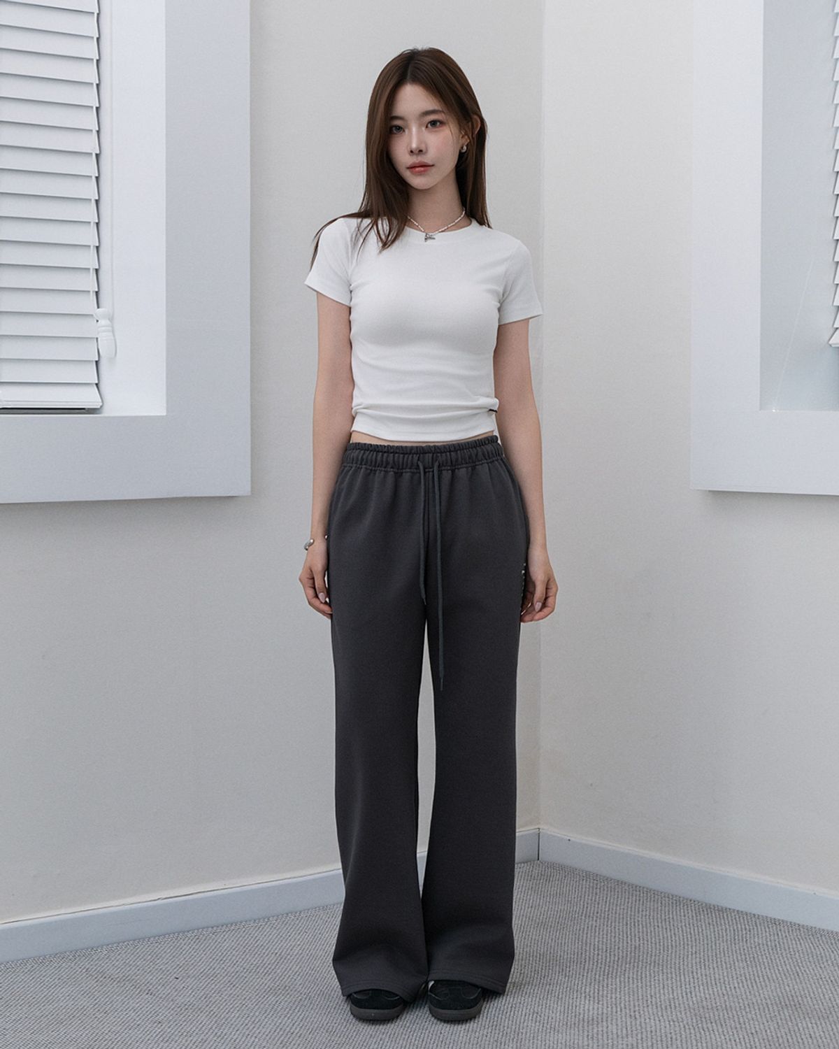 무아무아(MUAHMUAH) 로고 부츠컷 밴딩팬츠 [차콜]