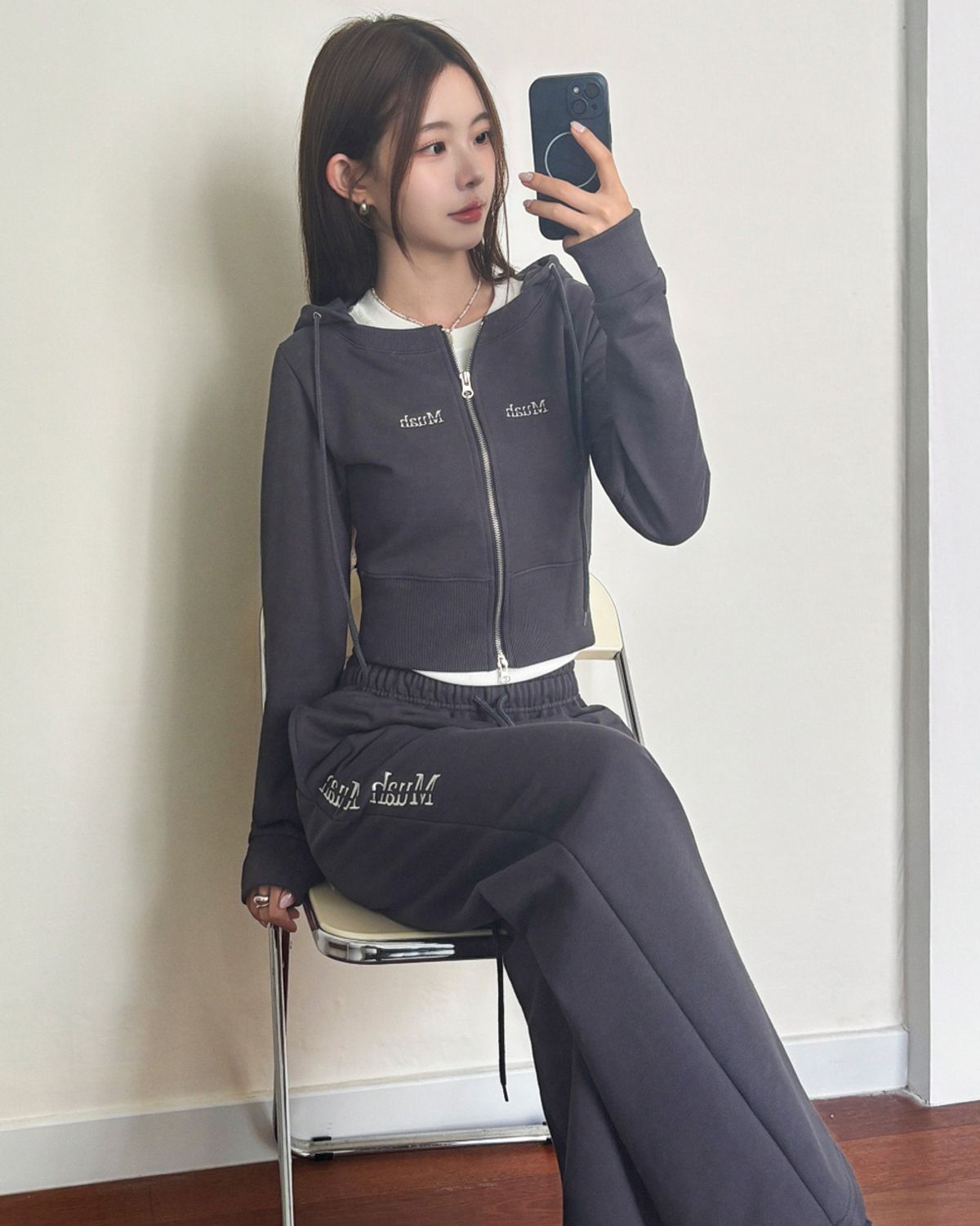 무아무아(MUAHMUAH) [SET] 라운드 크롭 후드집업 밴딩팬츠 셋업 [차콜]
