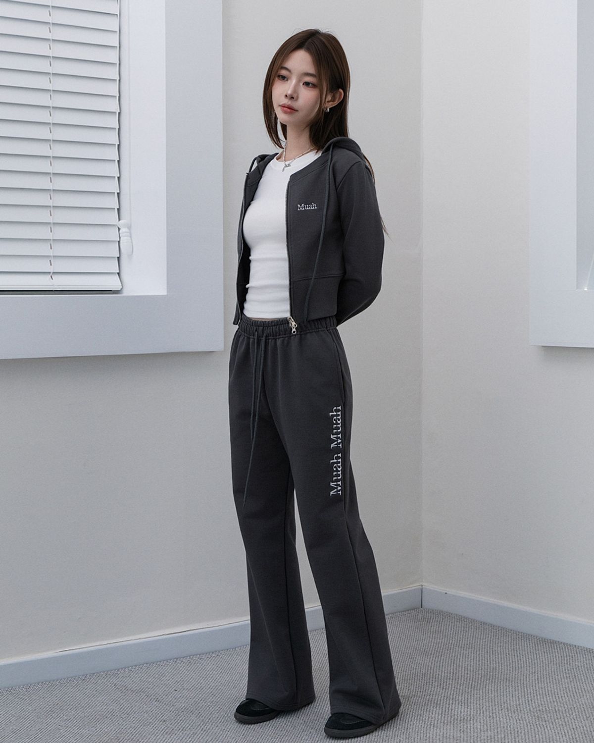 무아무아(MUAHMUAH) [SET] 라운드 크롭 후드집업 밴딩팬츠 셋업 [차콜]