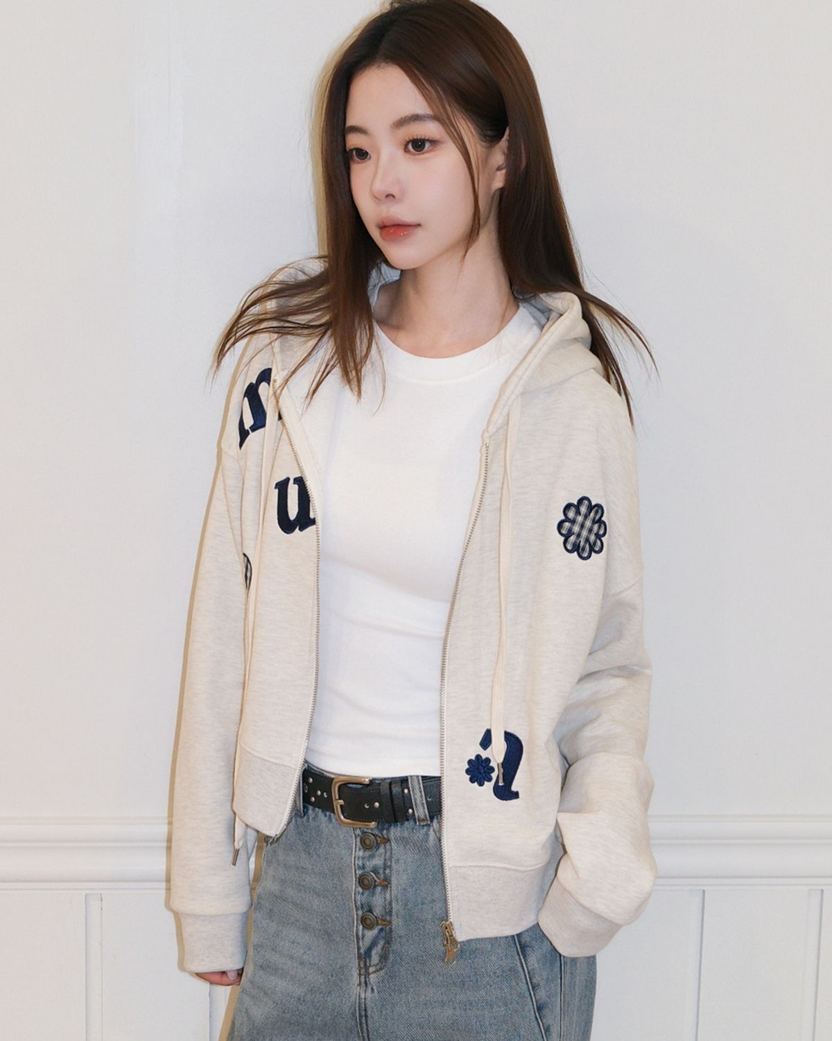 무아무아(MUAHMUAH) 체크플라워 패치 크롭 후드집업 [오트밀]