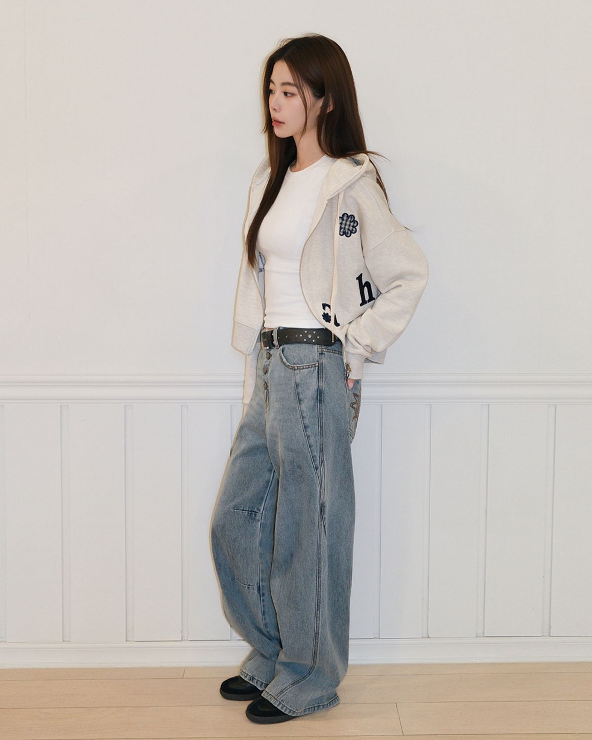 무아무아(MUAHMUAH) 체크플라워 패치 크롭 후드집업 [오트밀]