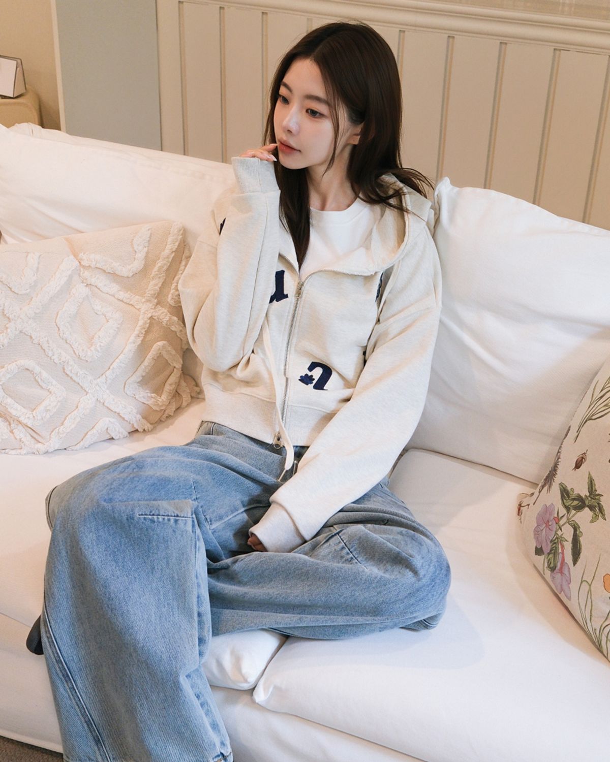 무아무아(MUAHMUAH) 체크플라워 패치 크롭 후드집업 [오트밀]