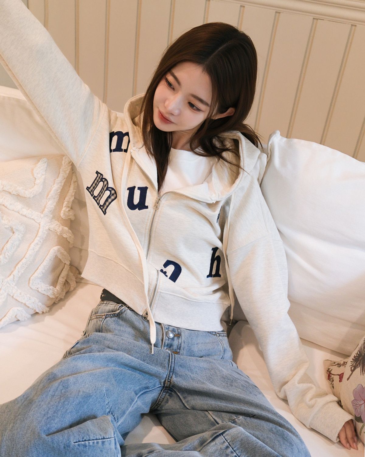 무아무아(MUAHMUAH) 체크플라워 패치 크롭 후드집업 [오트밀]