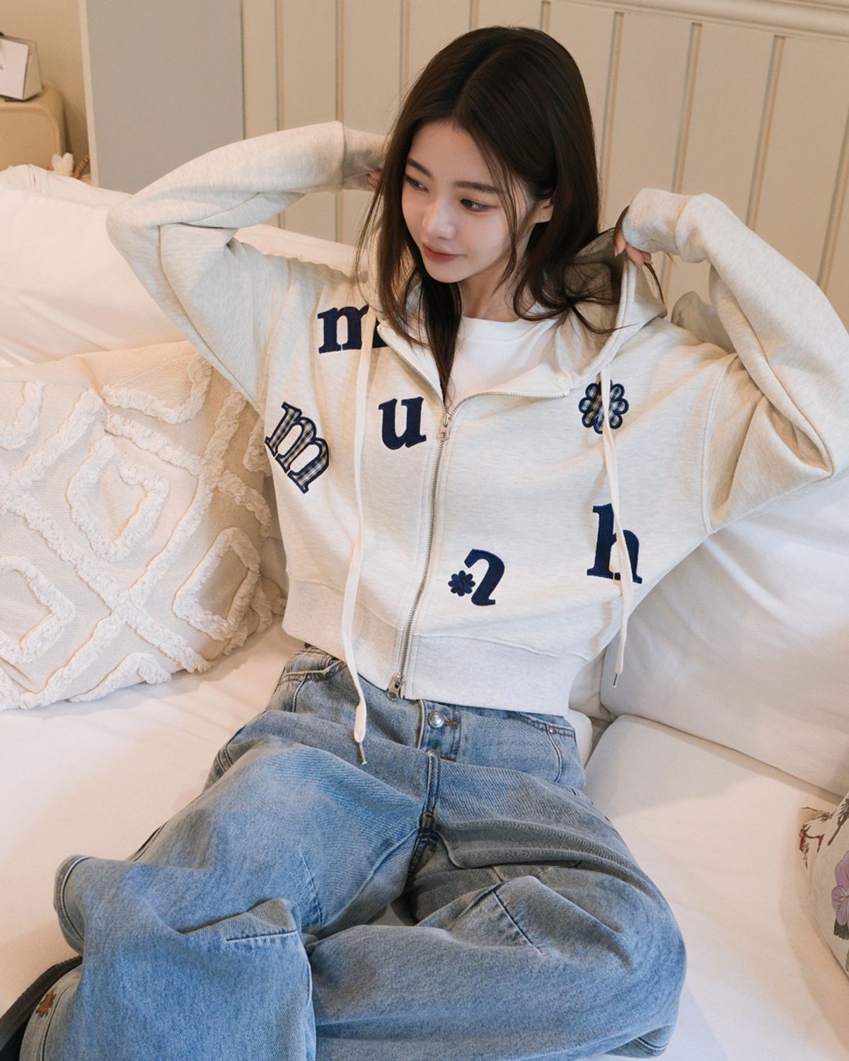 무아무아(MUAHMUAH) 체크플라워 패치 크롭 후드집업 [오트밀]
