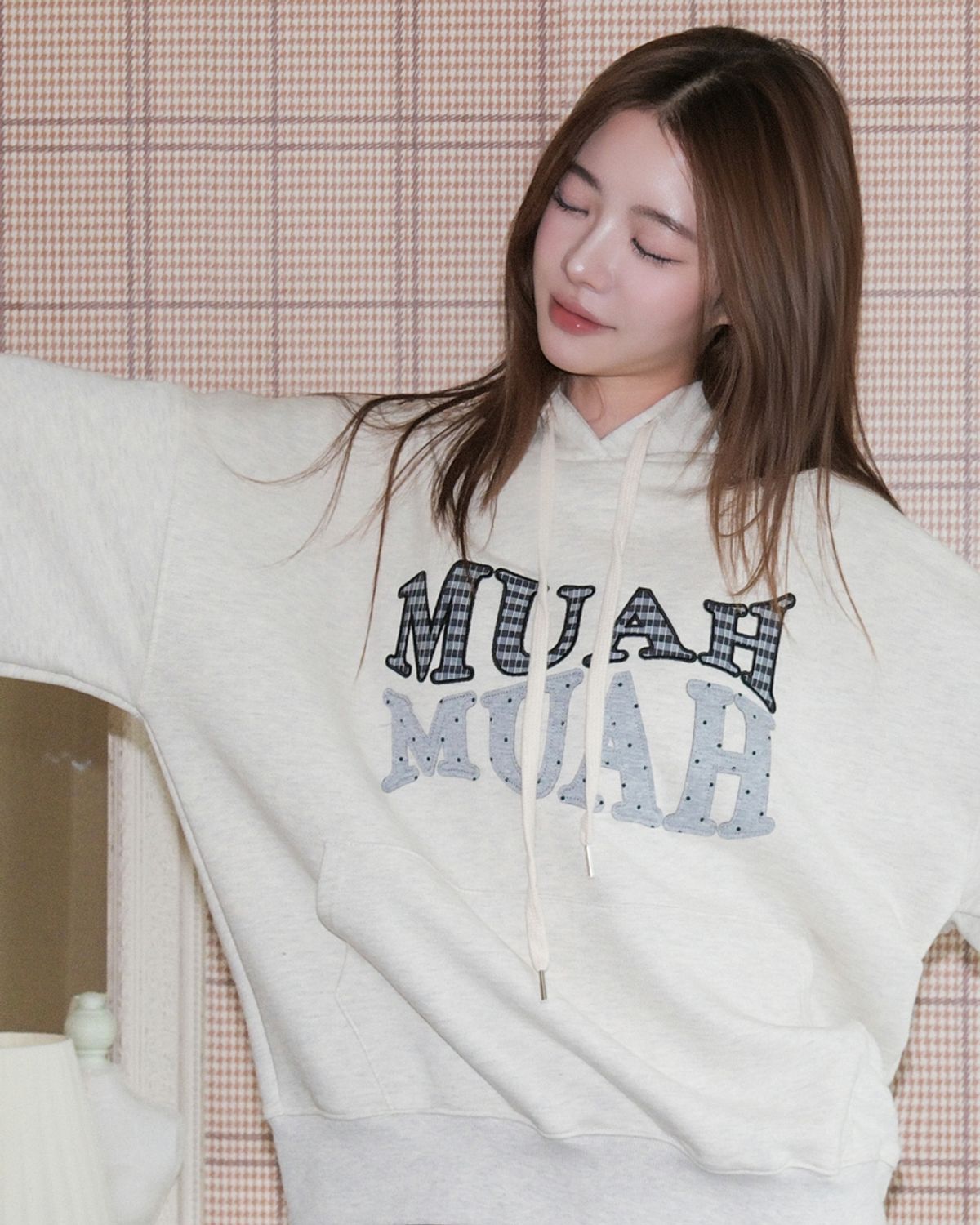 무아무아(MUAHMUAH) 도트 체크 패치 루즈핏 후드티 [오트밀]