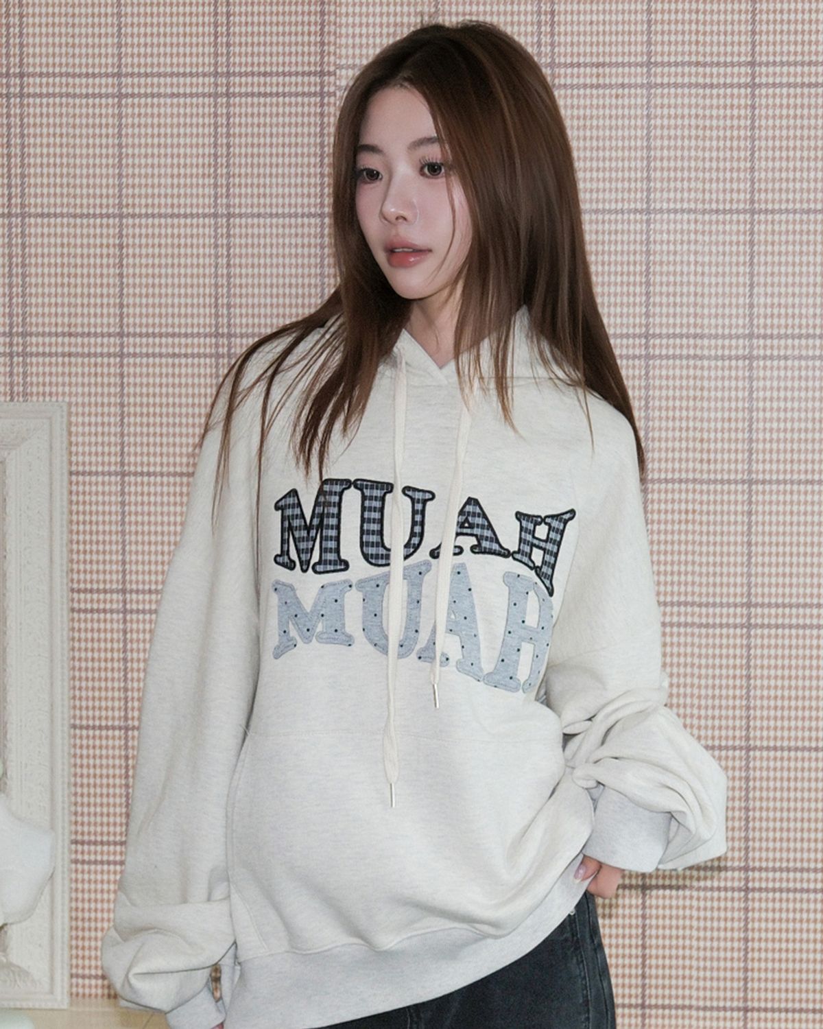 무아무아(MUAHMUAH) 도트 체크 패치 루즈핏 후드티 [오트밀]