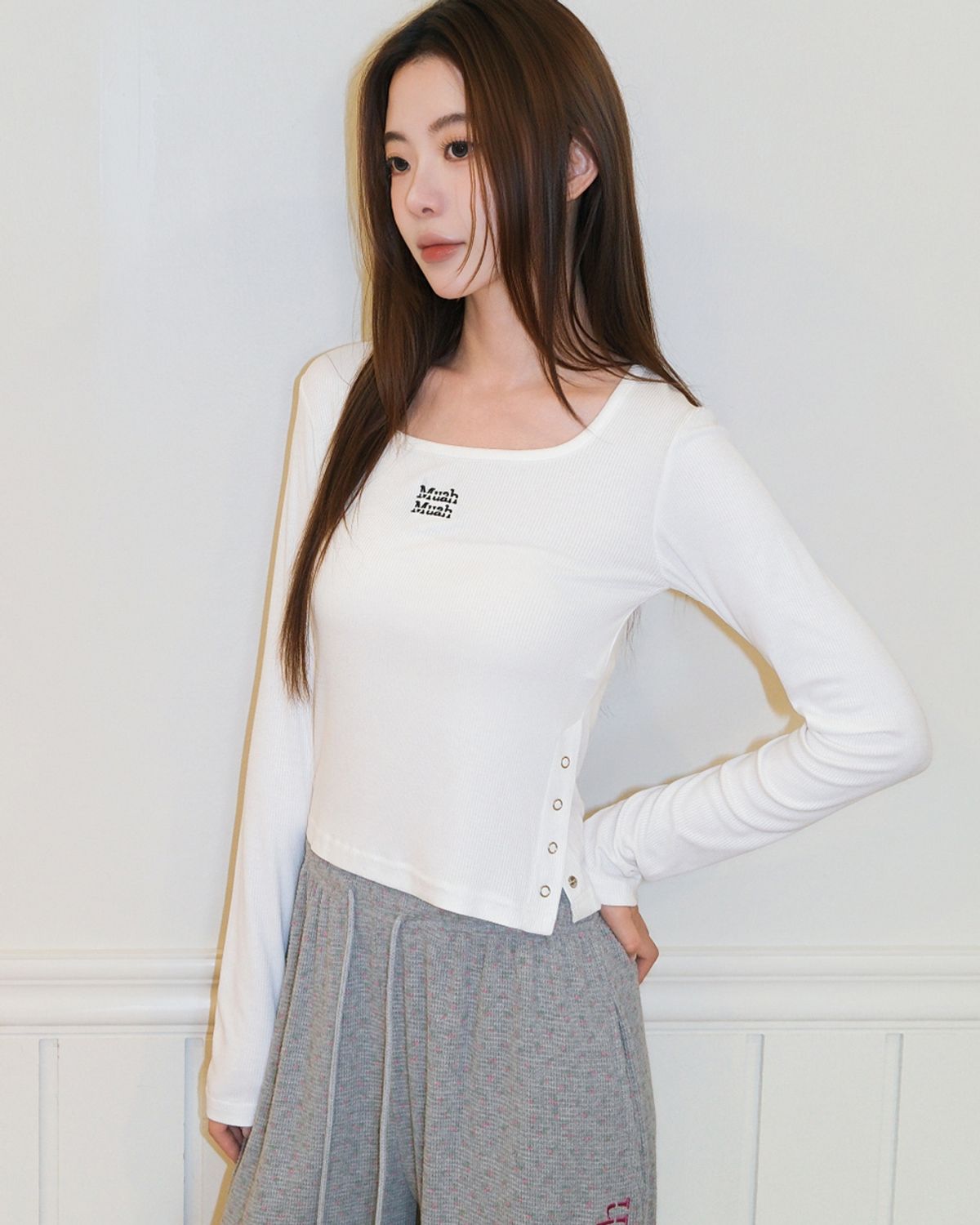 무아무아(MUAHMUAH) 슬릿 버튼 라운드 긴팔 티셔츠 [화이트]