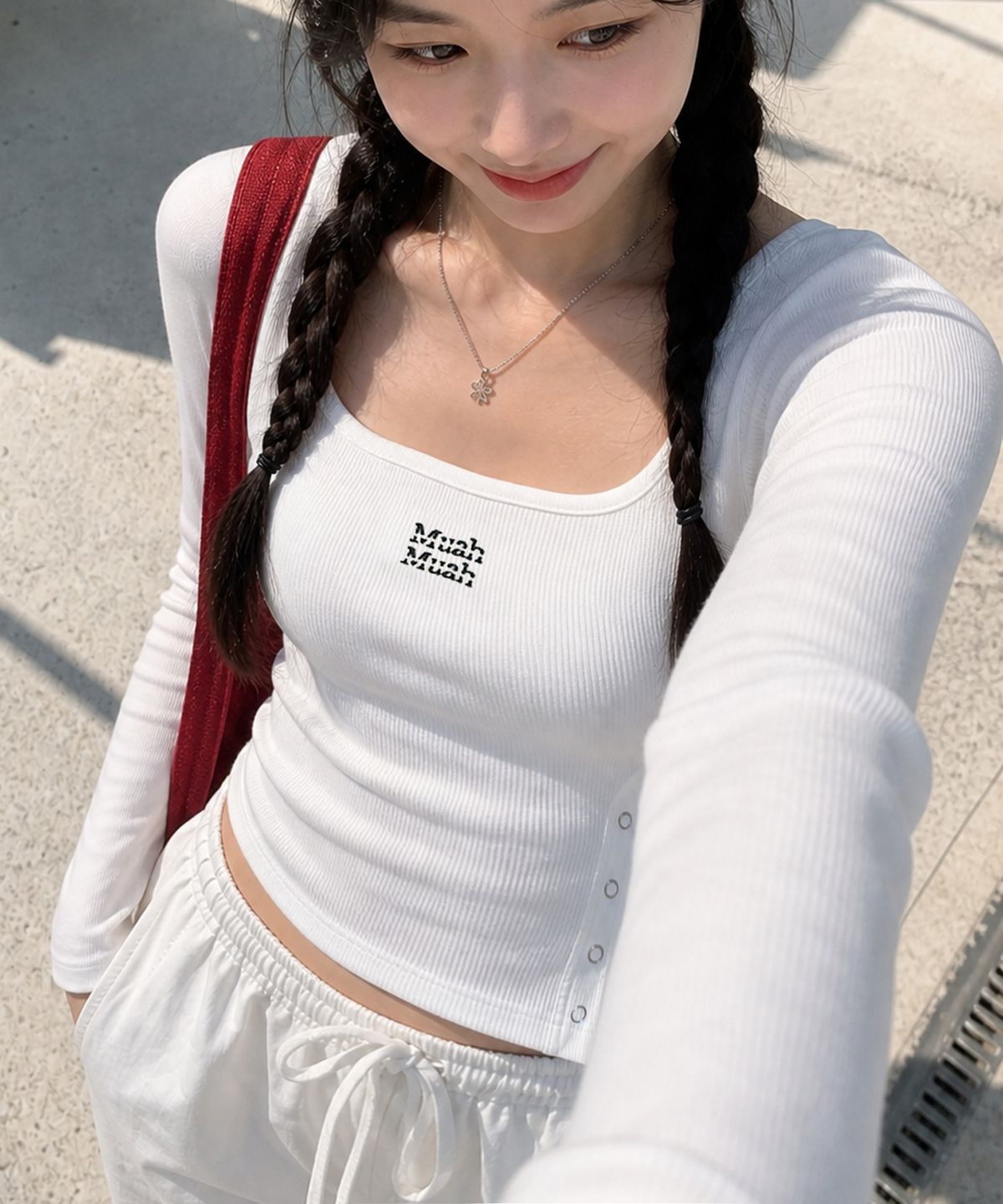 무아무아(MUAHMUAH) 슬릿 버튼 라운드 긴팔 티셔츠 [화이트]