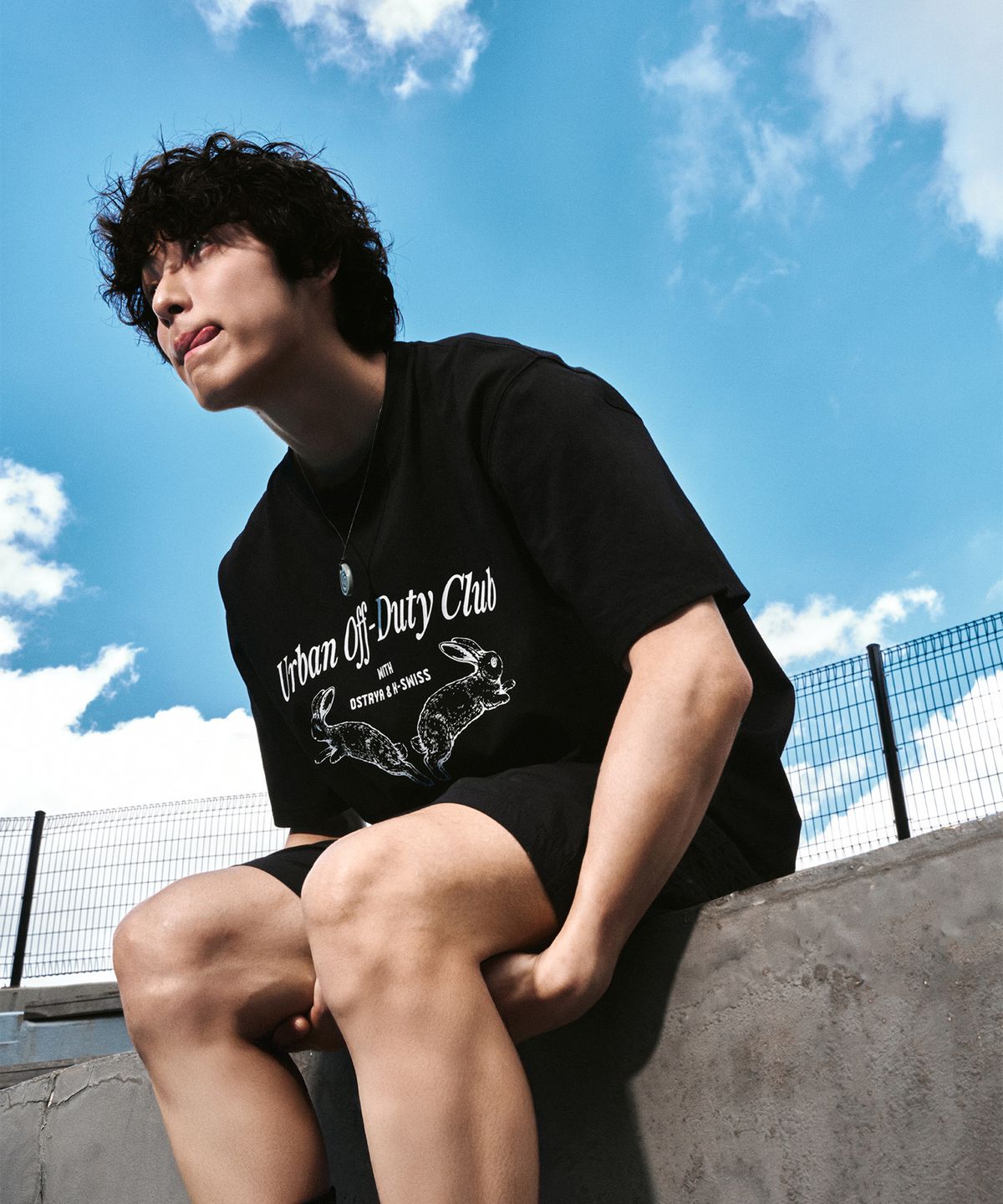 케이스위스(K-SWISS) K-SWISS X ostrya 디지 래빗 반팔 티_1KSTSMV908BK