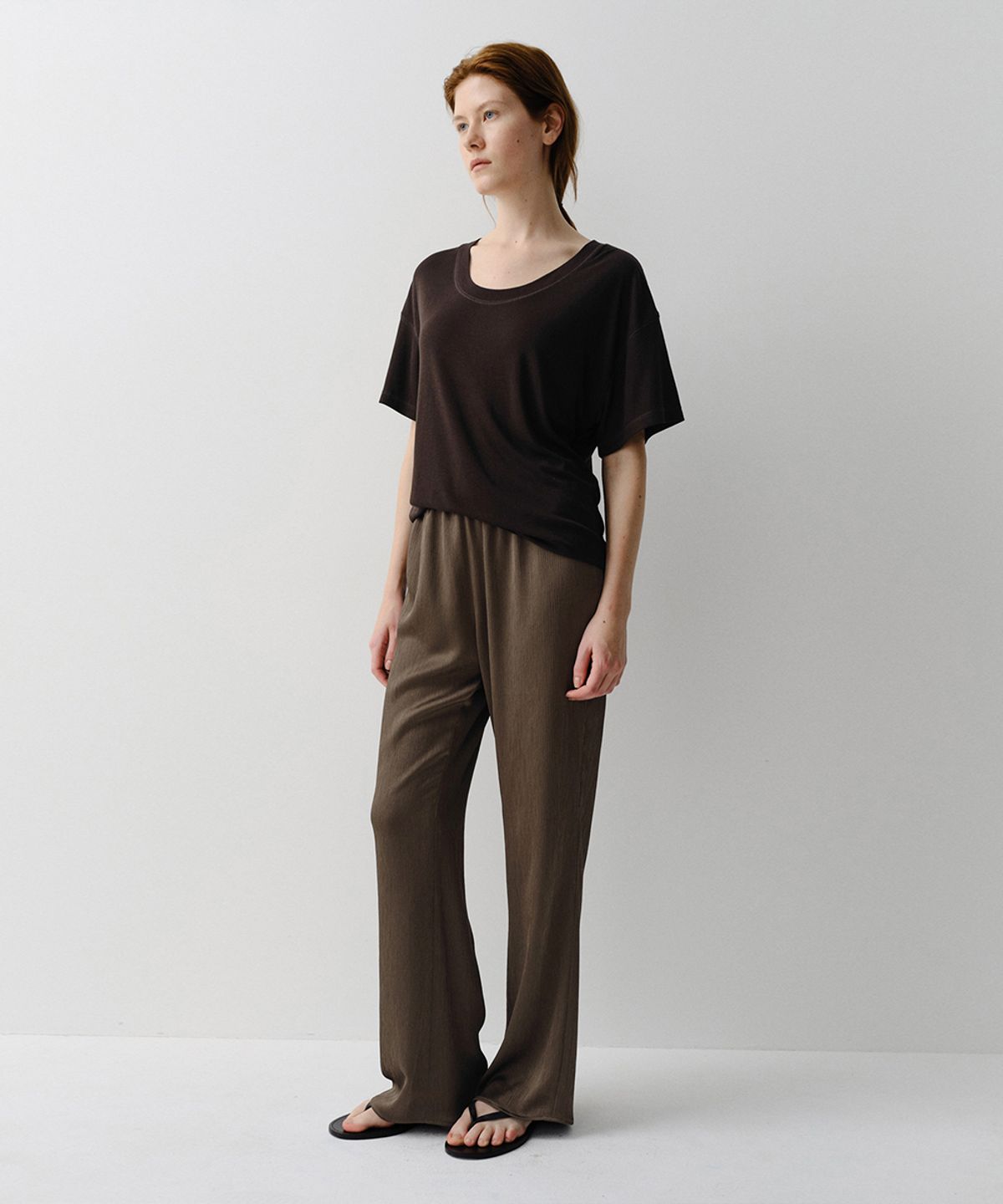 이아(EAAH) PLEATS BANDING PANTS (BROWN)