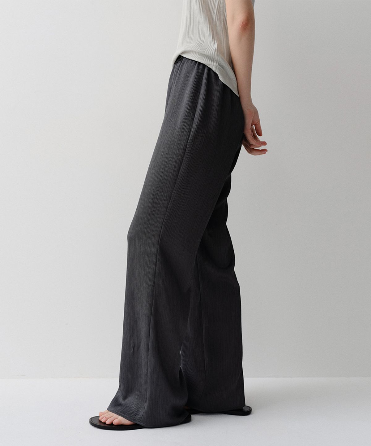 이아(EAAH) PLEATS BANDING PANTS (CHARCOAL)