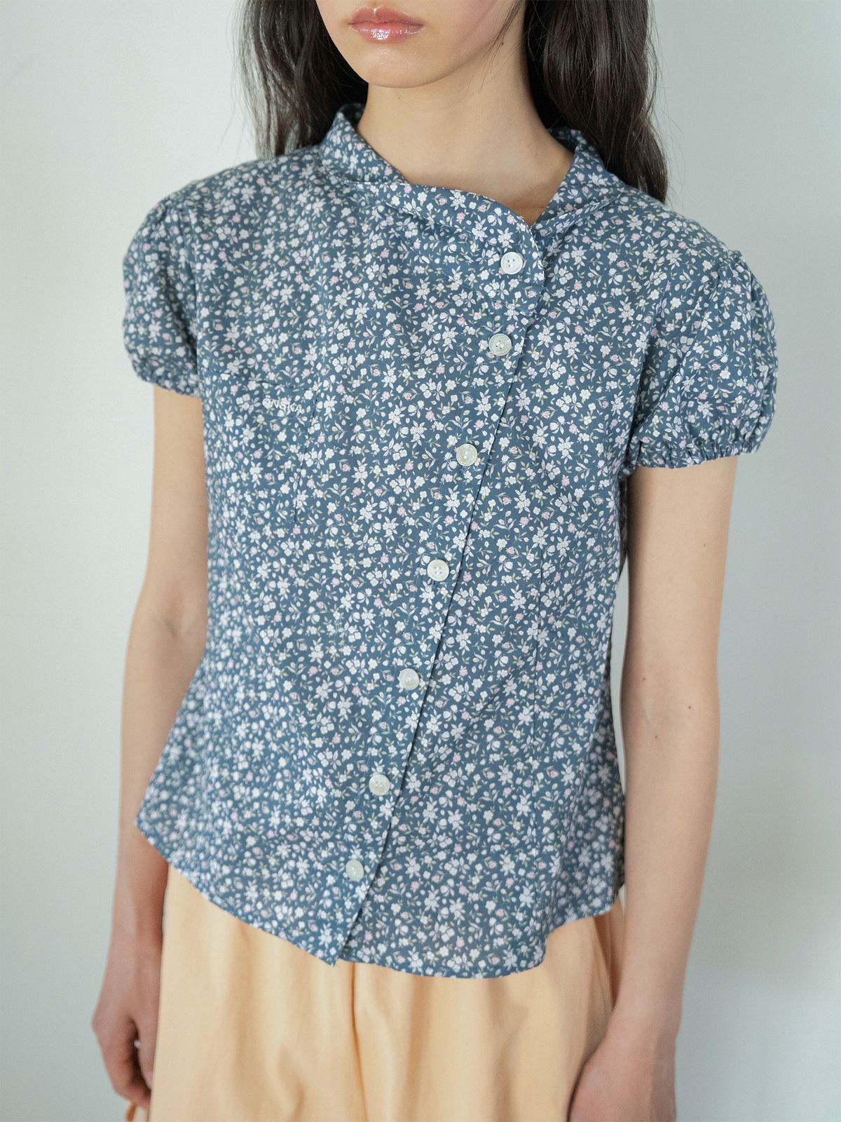 온스카(ONSKA) PETIT FLAT COLLAR BLOUSE (NAVY FLOWER)