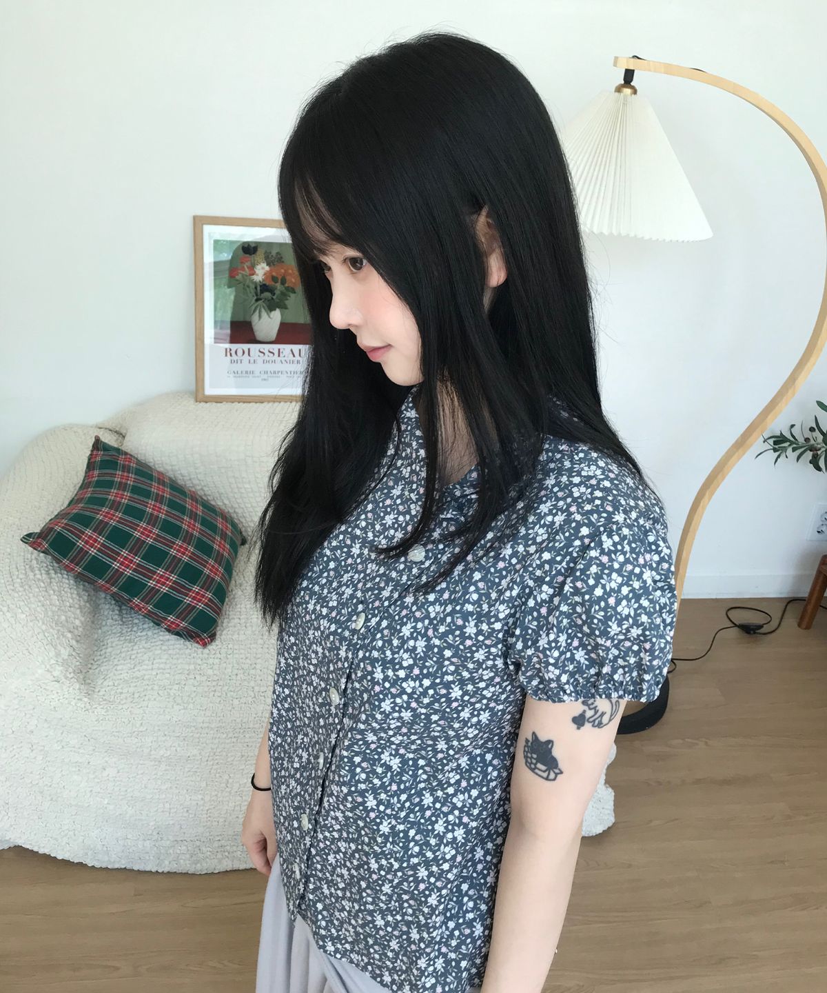 온스카(ONSKA) PETIT FLAT COLLAR BLOUSE (NAVY FLOWER)