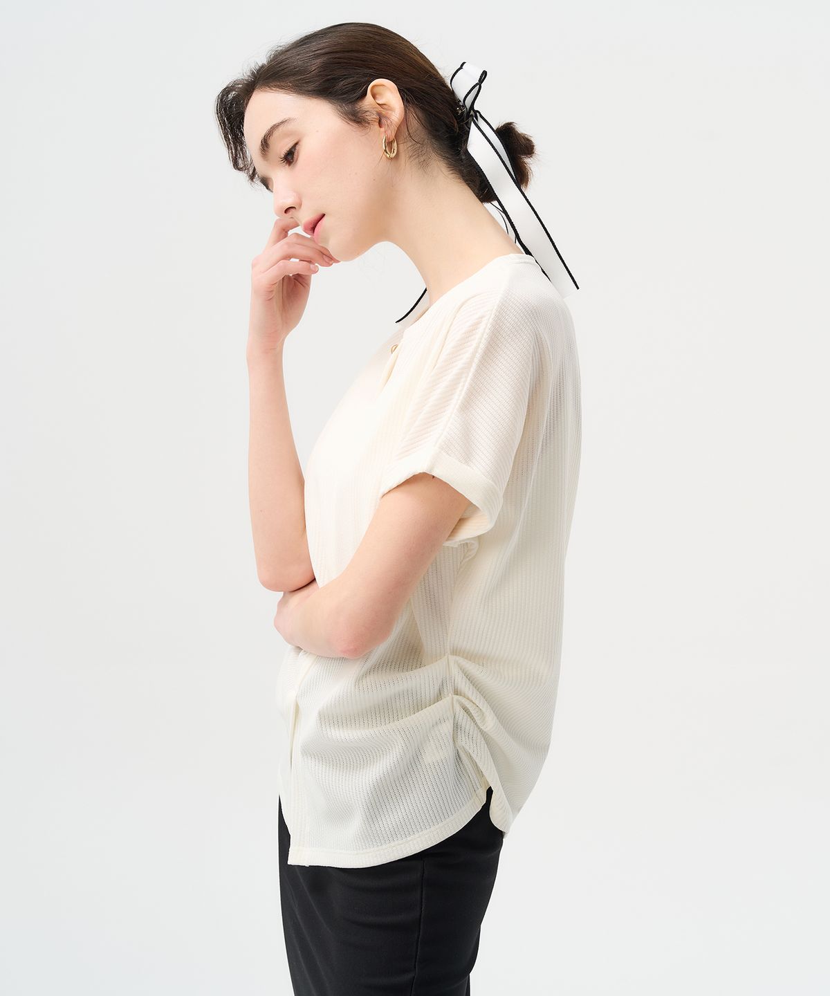 페리 메라(DE PERI MERA) 티블라우스 옆주름 앞트임 블라우스 (아이보리)
