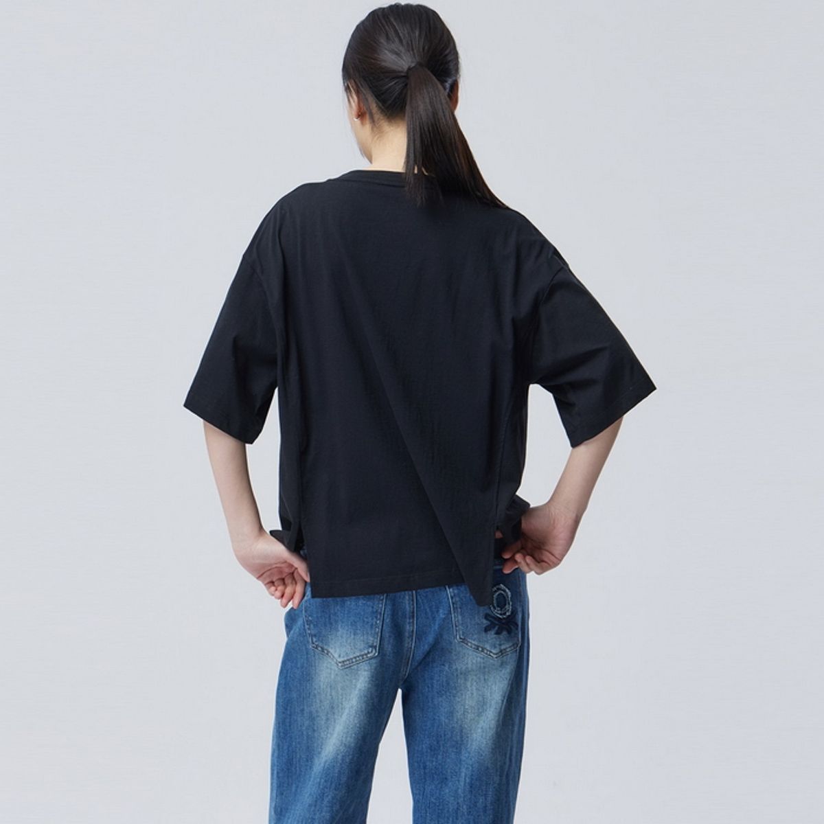 베네통(BENETTON) 보트 엠보 프린팅 티셔츠_BATSE6631BK
