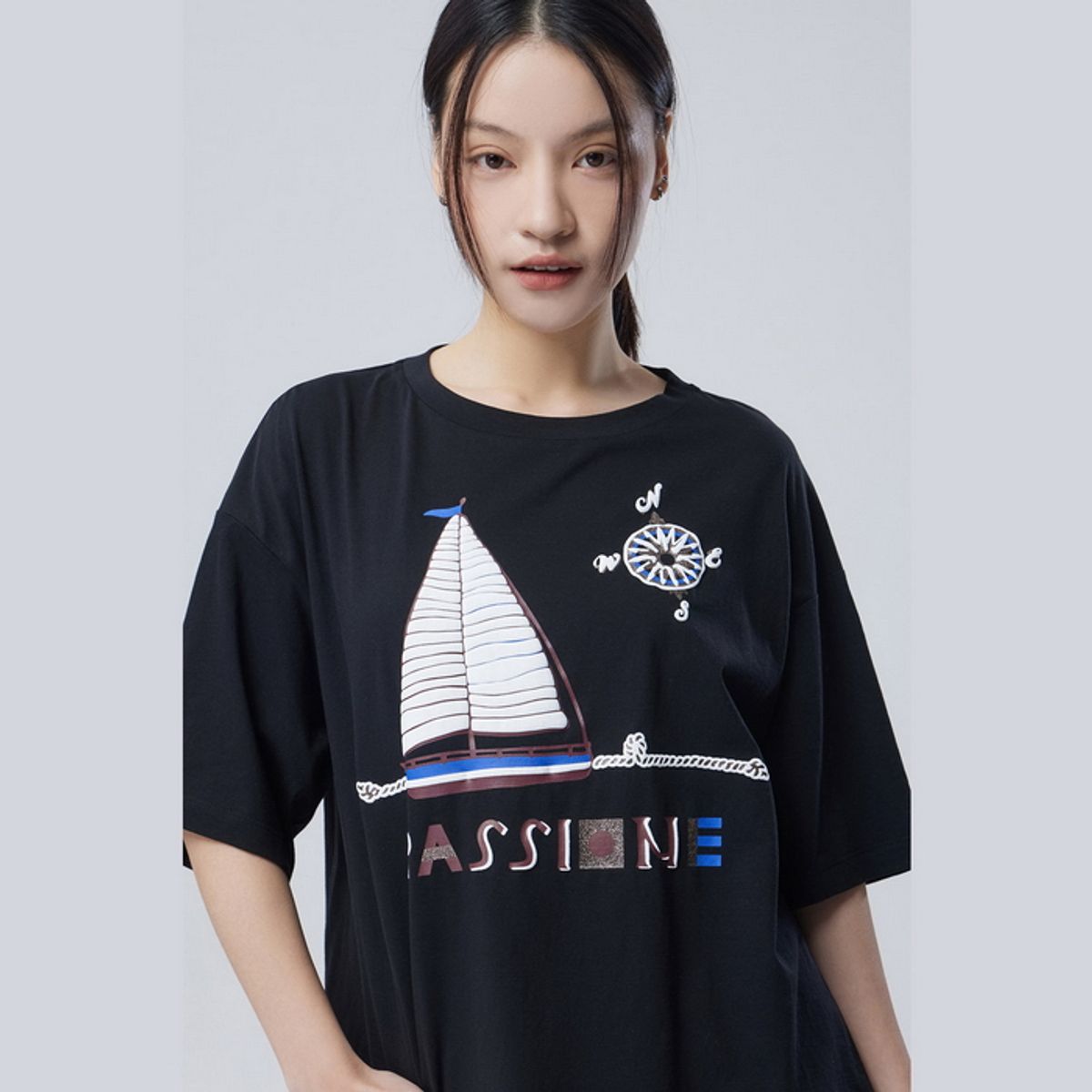베네통(BENETTON) 보트 엠보 프린팅 티셔츠_BATSE6631BK