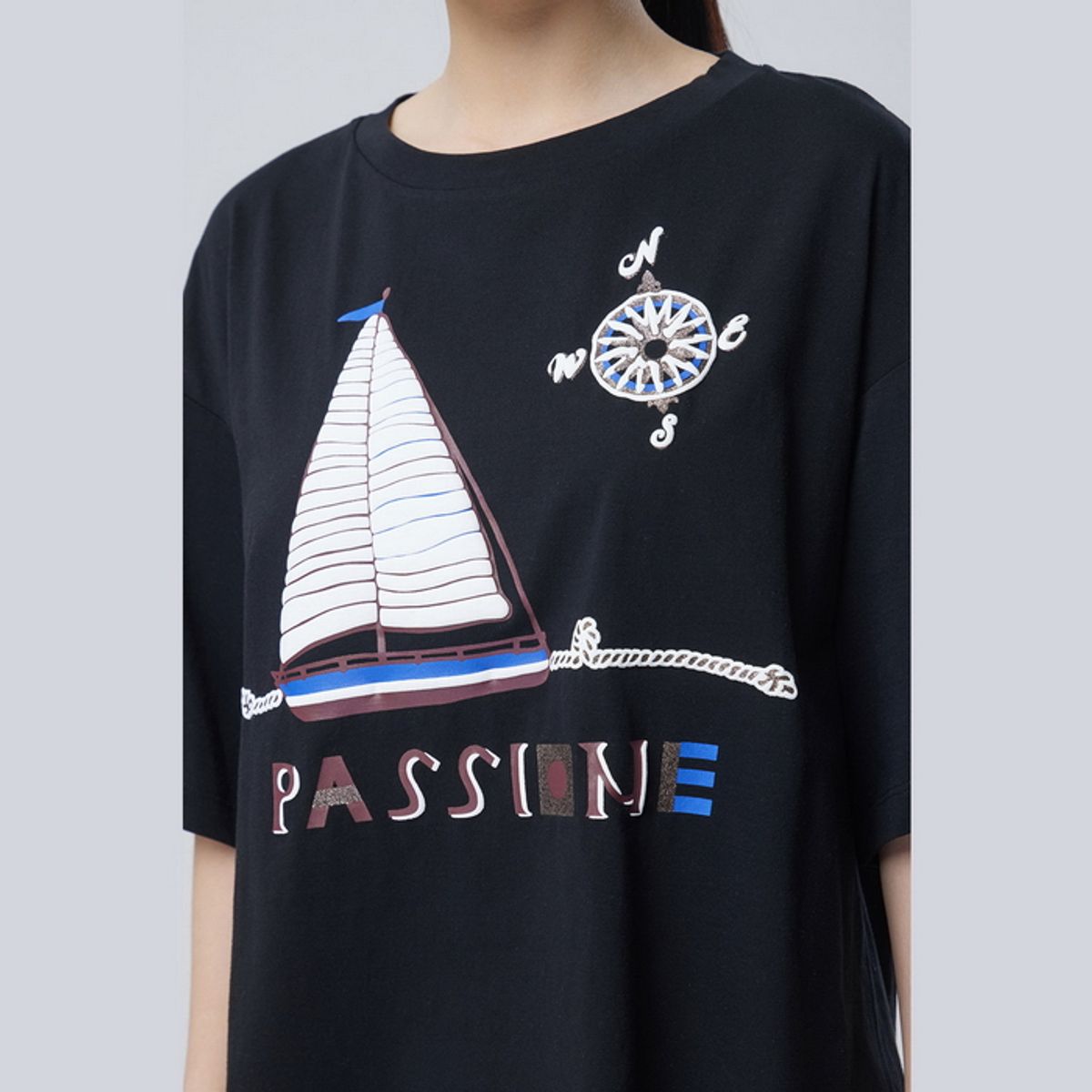 베네통(BENETTON) 보트 엠보 프린팅 티셔츠_BATSE6631BK