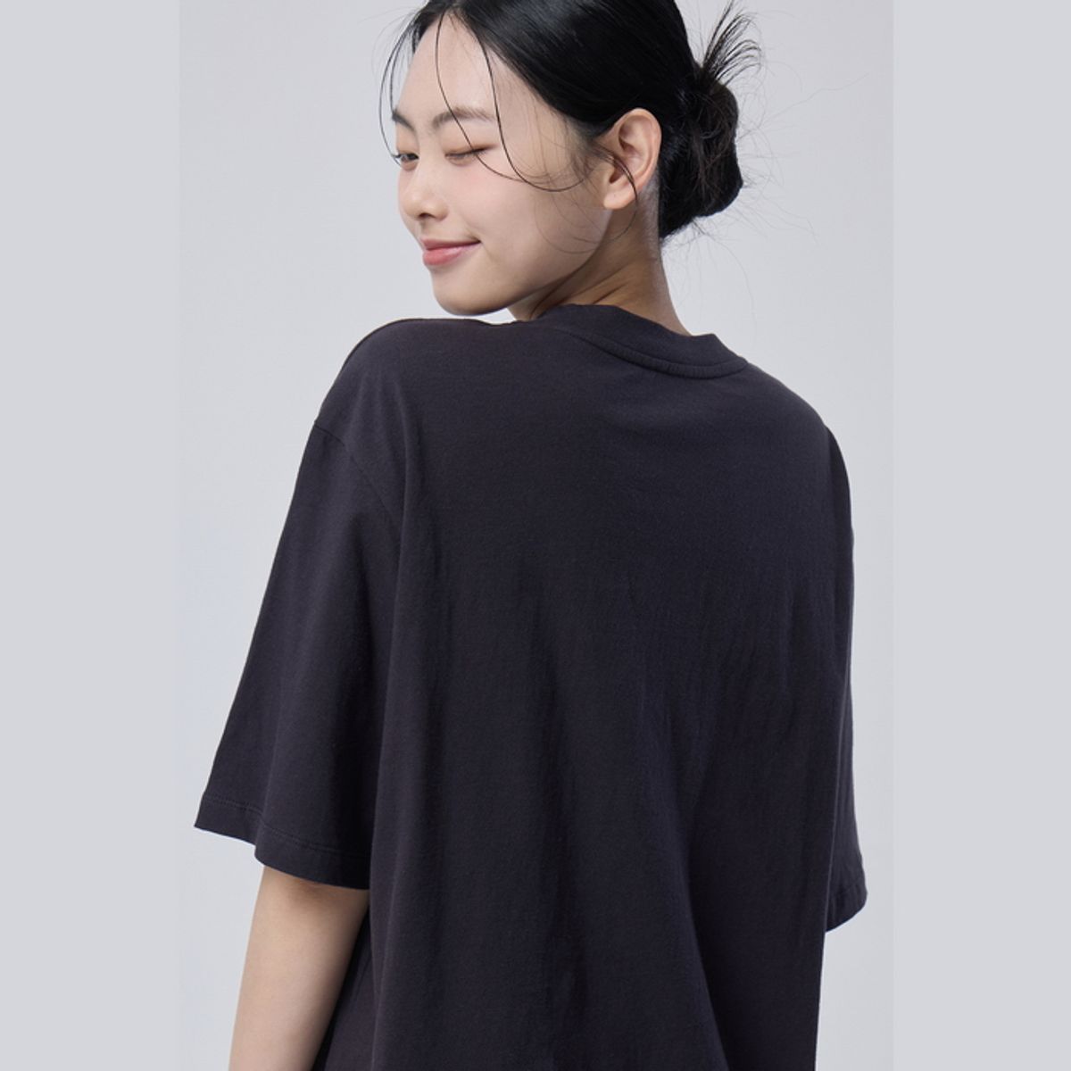 베네통(BENETTON) 플로럴 레터링 반팔 티셔츠_BATSE4631DG