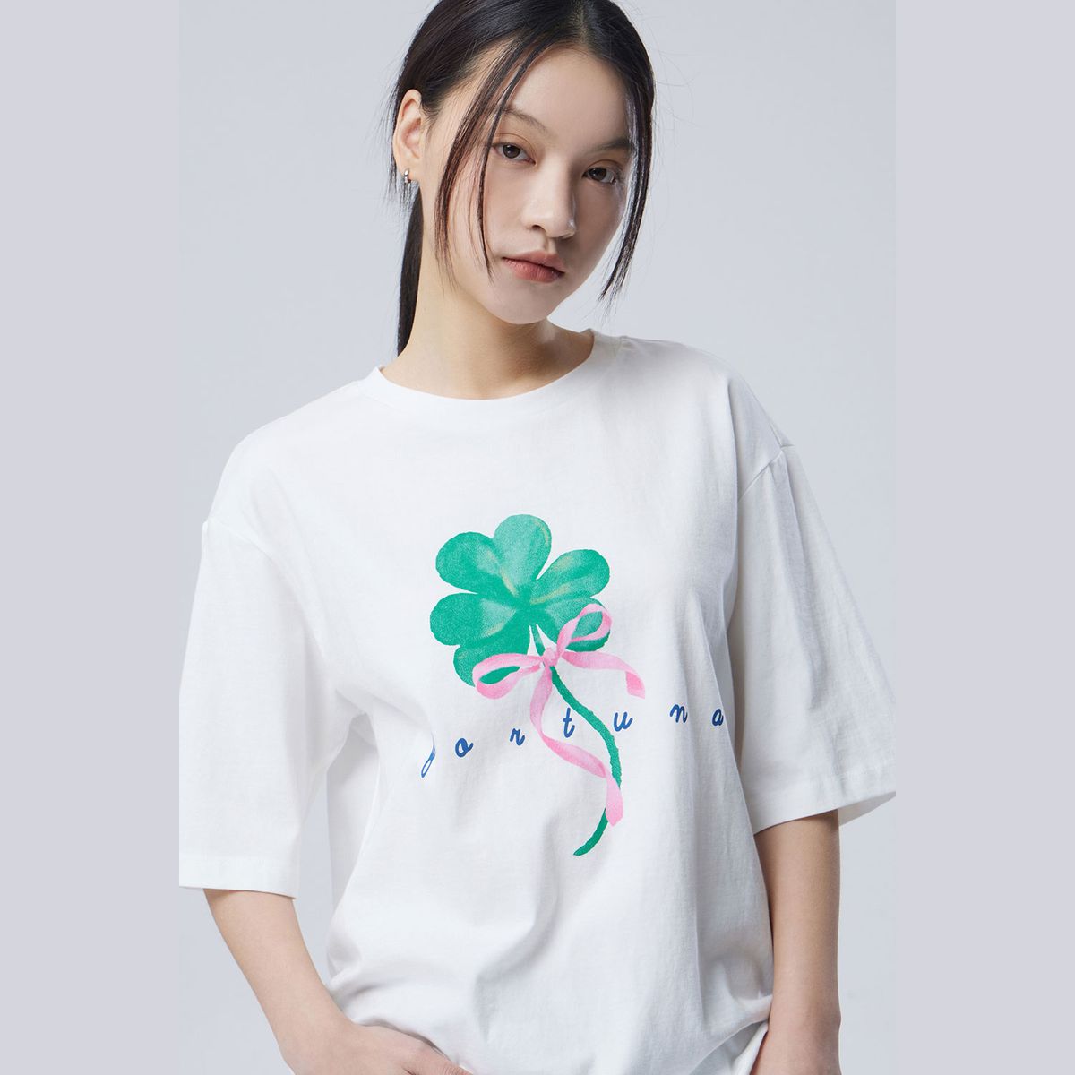 베네통(BENETTON) 리본 클로버 티셔츠_BATSE1611WH