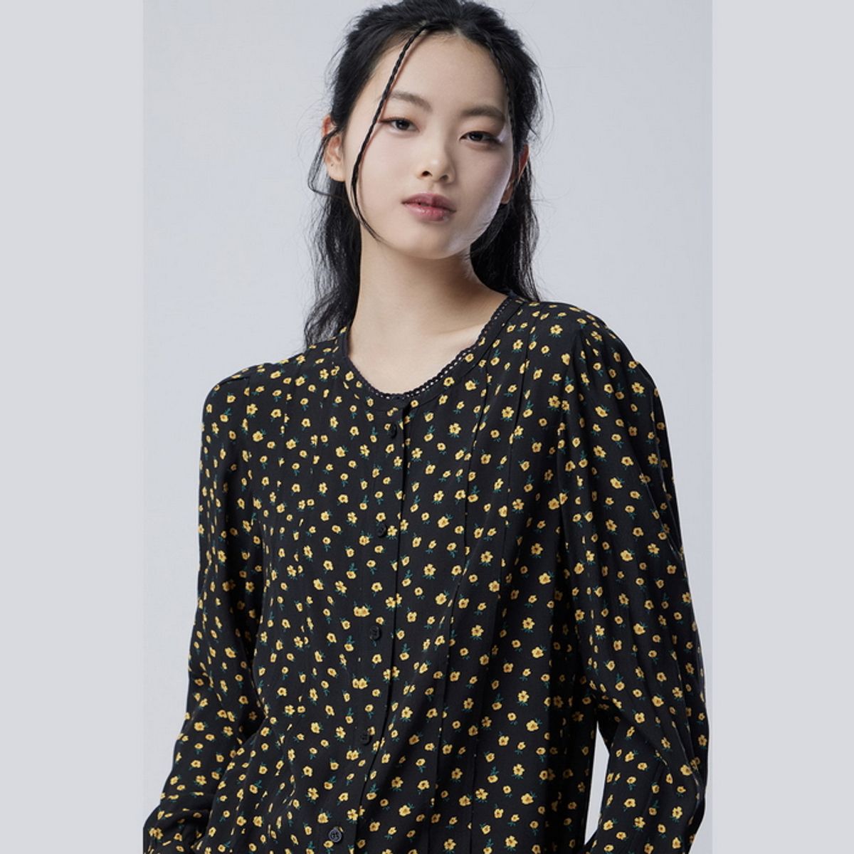 베네통(BENETTON) 플라워 패턴 레이스 블라우스_BABLE1631BK