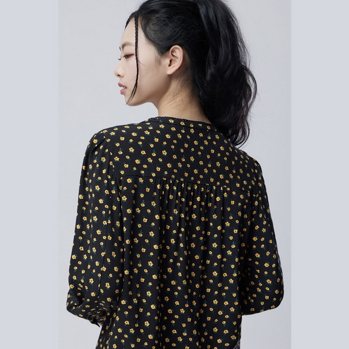 베네통(BENETTON) 플라워 패턴 레이스 블라우스_BABLE1631BK