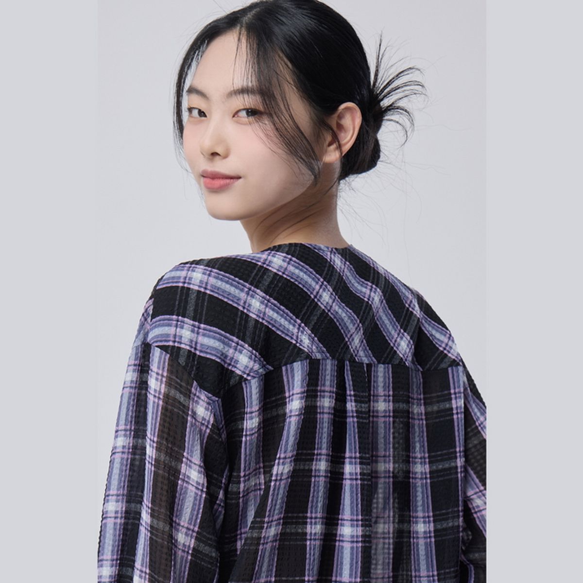 베네통(BENETTON) 스모킹 헴 체크 시어 블라우스_BABL96631BK