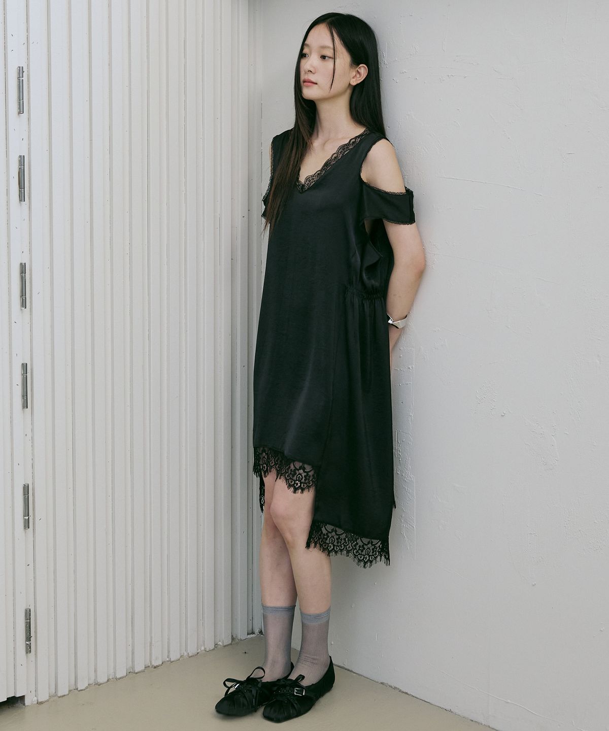 베르드누아(BER DE NOIR) 레이스 트림 새틴 드레스(블랙)