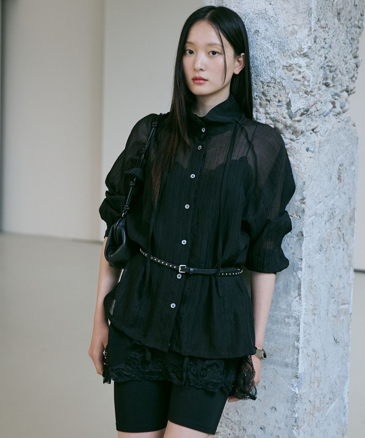 베르드누아(BER DE NOIR) 크링클 셔링 하이넥 블라우스(블랙)