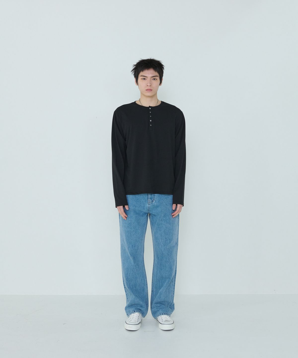 더씽인데어데어(THE THING IN THEIR THERE) Henley Long Sleeve T-Shirt Black