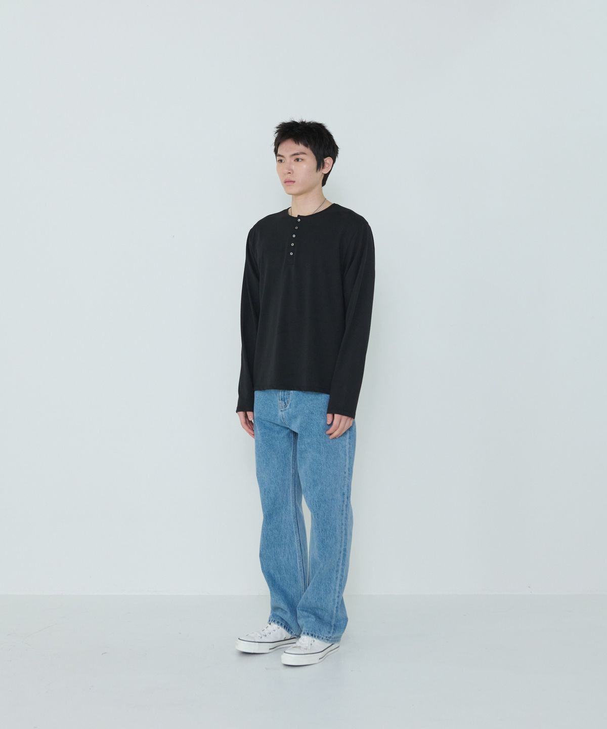 더씽인데어데어(THE THING IN THEIR THERE) Henley Long Sleeve T-Shirt Black