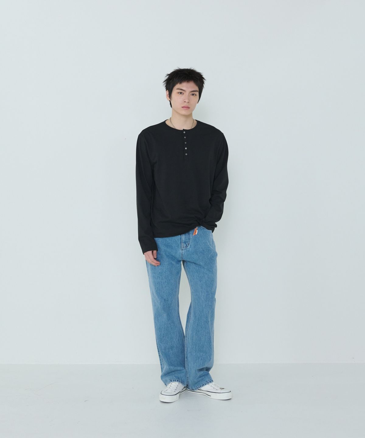 더씽인데어데어(THE THING IN THEIR THERE) Henley Long Sleeve T-Shirt Black